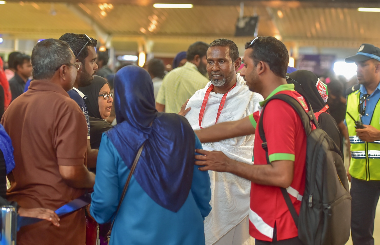 ހުޅުލެ: އޮގަސްޓް 18، 2016: މި އަހަރުގެ ހައްޖުގެ އަޅުކަން އަދާކުރުމަށް ސައުދީ އަރަބިއްޔާ އަށް ދާ މީހަކު އޭނާގެ އާއިލާގެ ބަޔަކާއެކު ޑިޕާޗާ ޓާމިނަލްގައި މަޑުކޮށްލައިގެން: މި އަހަރުގެ ހައްޖުގެ އަޅުކަމަށް ހައްޖު ކޯޕަރޭޝަނާއި އަމިއްލަ ފަސް ކުންފުންޏަކުން 2،000 މީހުން ދާނެ.---ފޮޓޯ: މުހައްމަދު ޝަރުހާން/ މިހާރު