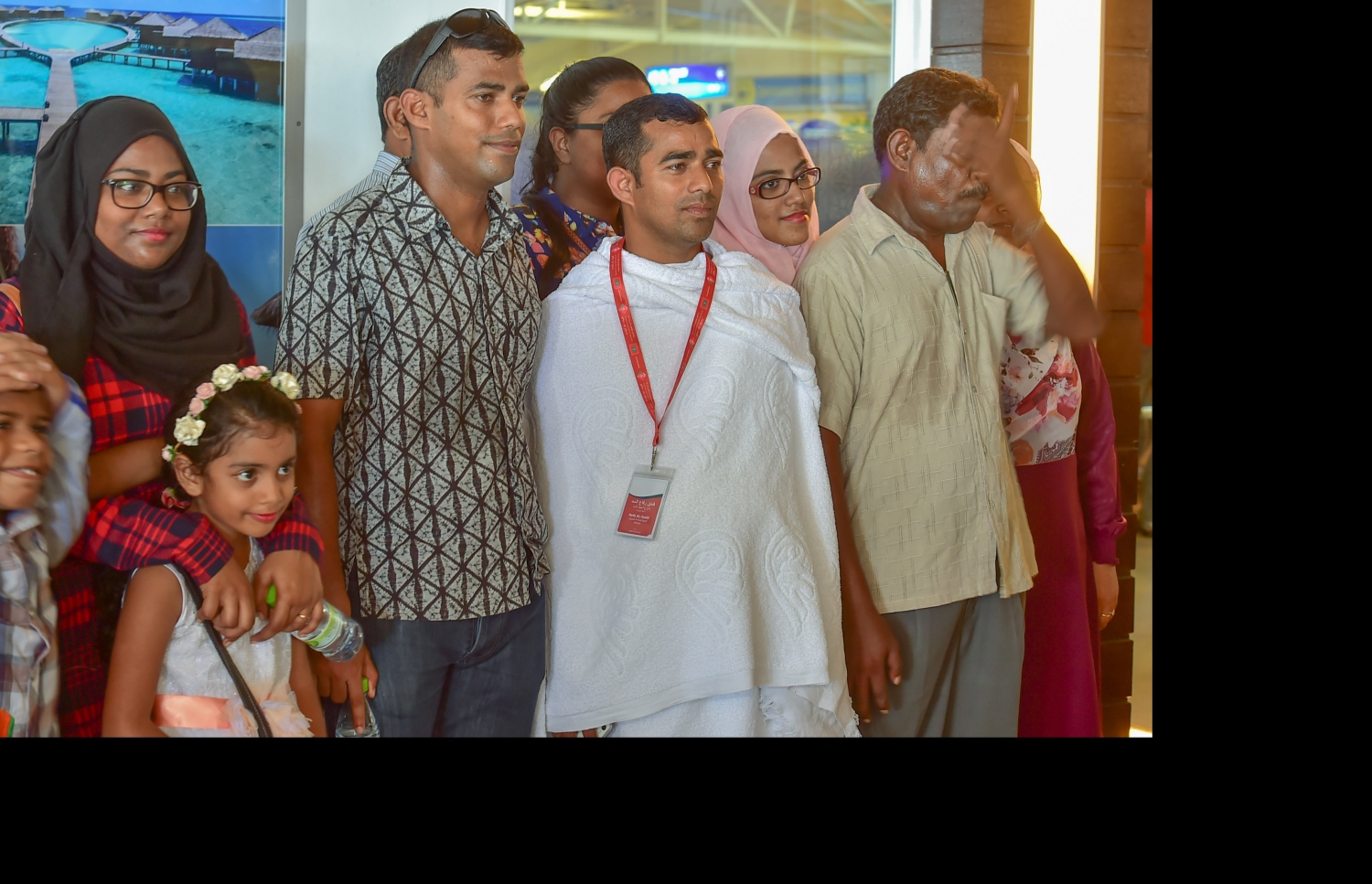 ހުޅުލެ: އޮގަސްޓް 18، 2016: މި އަހަރުގެ ހައްޖުގެ އަޅުކަން އަދާކުރުމަށް ސައުދީ އަރަބިއްޔާ އަށް ދާ މީހަކު އޭނާގެ އާއިލާގެ ބަޔަކާއެކު ފޮޓޯއެއް ނަގަނީ: މި އަހަރުގެ ހައްޖުގެ އަޅުކަމަށް ހައްޖު ކޯޕަރޭޝަނާއި އަމިއްލަ ފަސް ކުންފުންޏަކުން 2،000 މީހުން ދާނެ.---ފޮޓޯ: މުހައްމަދު ޝަރުހާން/ މިހާރު