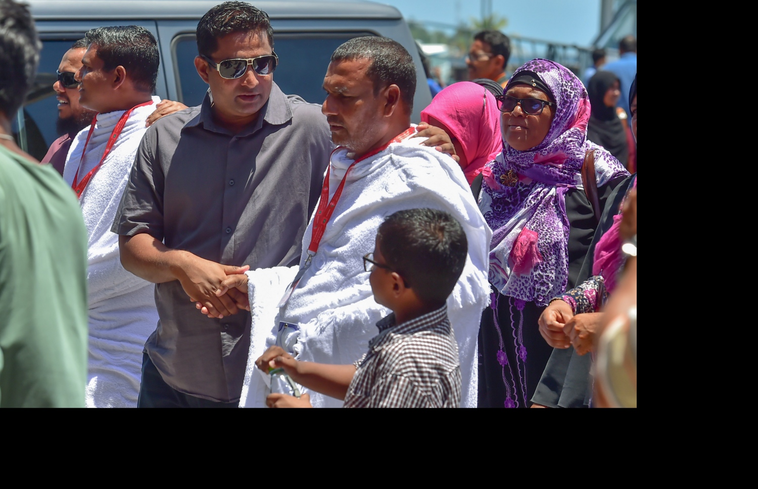 ހުޅުލެ: އޮގަސްޓް 18، 2016: މި އަހަރުގެ ހައްޖުގެ އަޅުކަން އަދާކުރުމަށް ސައުދީ އަރަބިއްޔާ އަށް ދާ ދެ މީހަކު  އެމީހުންގެ އާއިލާގެ ބަޔަކާއެކު އިބްރާހިމް ނާސިރު އިންޓަނޭޝަނަލް އެއާޕޯޓުގައި: މި އަހަރުގެ ހައްޖުގެ އަޅުކަމަށް ހައްޖު ކޯޕަރޭޝަނާއި އަމިއްލަ ފަސް ކުންފުންޏަކުން 2،000 މީހުން ދާނެ.---ފޮޓޯ: މުހައްމަދު ޝަރުހާން/ މިހާރު