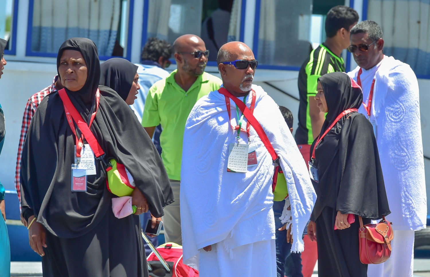 ހުޅުލެ: އޮގަސްޓް 18، 2016: މި އަހަރުގެ ހައްޖުގެ އަޅުކަން އަދާކުރުމަށް ސައުދީ އަރަބިއްޔާ އަށް ދާ ބަޔަކު އިބްރާހިމް ނާސިރު އިންޓަނޭޝަނަލް އެއާޕޯޓުގައި: މި އަހަރުގެ ހައްޖުގެ އަޅުކަމަށް ހައްޖު ކޯޕަރޭޝަނާއި އަމިއްލަ ފަސް ކުންފުންޏަކުން 2،000 މީހުން ދާނެ.---ފޮޓޯ: މުހައްމަދު ޝަރުހާން/ މިހާރު