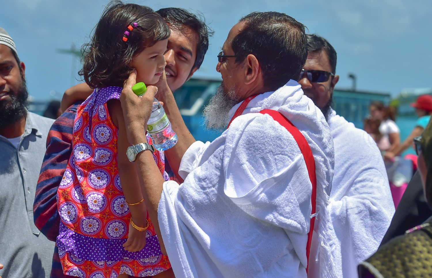 ހުޅުލެ: އޮގަސްޓް 18، 2016: މި އަހަރުގެ ހައްޖުގެ އަޅުކަން އަދާކުރުމަށް ސައުދީ އަރަބިއްޔާ އަށް ދާ ބަޔަކު އެމީހުންގެ އާއިލާގެ ބަޔަކާ ވާހަކަ ދައްކަނީ: މި އަހަރުގެ ހައްޖުގެ އަޅުކަމަށް ހައްޖު ކޯޕަރޭޝަނާއި އަމިއްލަ ފަސް ކުންފުންޏަކުން 2،000 މީހުން ދާނެ.---ފޮޓޯ: މުހައްމަދު ޝަރުހާން/ މިހާރު