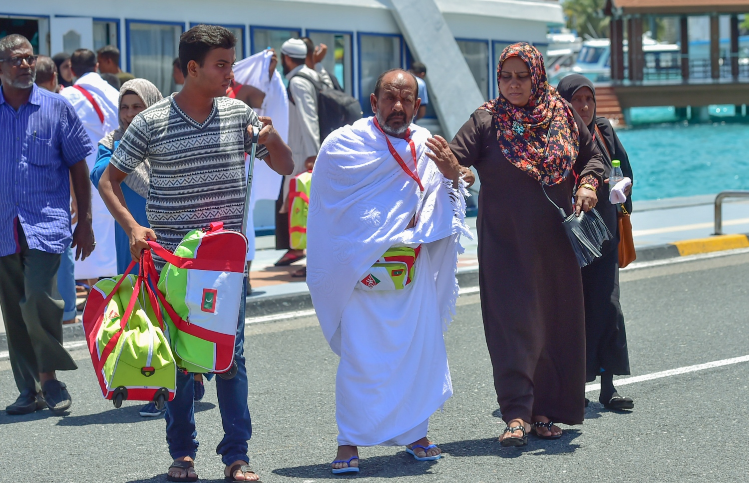 ހުޅުލެ: އޮގަސްޓް 18، 2016: މި އަހަރުގެ ހައްޖުގެ އަޅުކަން އަދާކުރުމަށް ސައުދީ އަރަބިއްޔާ އަށް ދާ މީހަކު އާއިލާގެ ބަޔަކާއެކު އިބްރާހިމް ނާސިރު އިންޓަނޭޝަނަލް އެއާޕޯޓުގައި: މި އަހަރުގެ ހައްޖުގެ އަޅުކަމަށް ހައްޖު ކޯޕަރޭޝަނާއި އަމިއްލަ ފަސް ކުންފުންޏަކުން 2،000 މީހުން ދާނެ.---ފޮޓޯ: މުހައްމަދު ޝަރުހާން/ މިހާރު