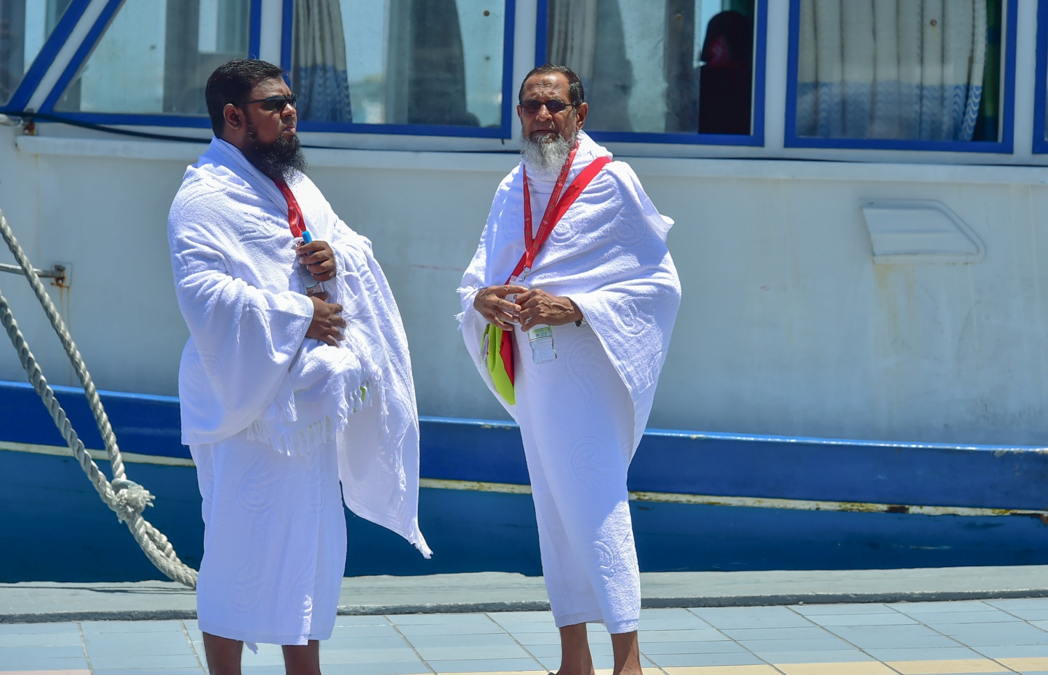 ހުޅުލެ: އޮގަސްޓް 18، 2016: މި އަހަރުގެ ހައްޖުގެ އަޅުކަން އަދާކުރުމަށް ސައުދީ އަރަބިއްޔާ އަށް ދާ ދެ މީހަކު އިބްރާހިމް ނާސިރު އިންޓަނޭޝަނަލް އެއާޕޯޓުގައި މަޑުކޮށްލައިގެން: މި އަހަރުގެ ހައްޖުގެ އަޅުކަމަށް ހައްޖު ކޯޕަރޭޝަނާއި އަމިއްލަ ފަސް ކުންފުންޏަކުން 2،000 މީހުން ދާނެ.---ފޮޓޯ: މުހައްމަދު ޝަރުހާން/ މިހާރު