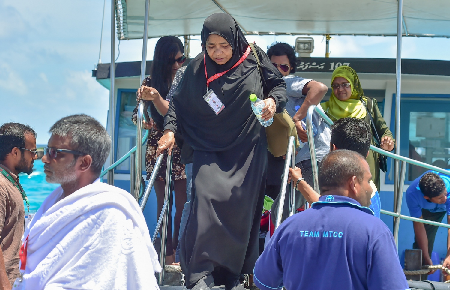 ހުޅުލެ: އޮގަސްޓް 18، 2016: މި އަހަރުގެ ހައްޖުގެ އަޅުކަން އަދާކުރުމަށް ސައުދީ އަރަބިއްޔާ އަށް ދާ މީހަކު ފެރީން ހުޅުލެއަށް ފައިބަނީ: މި އަހަރުގެ ހައްޖުގެ އަޅުކަމަށް ހައްޖު ކޯޕަރޭޝަނާއި އަމިއްލަ ފަސް ކުންފުންޏަކުން 2،000 މީހުން ދާނެ.---ފޮޓޯ: މުހައްމަދު ޝަރުހާން/ މިހާރު