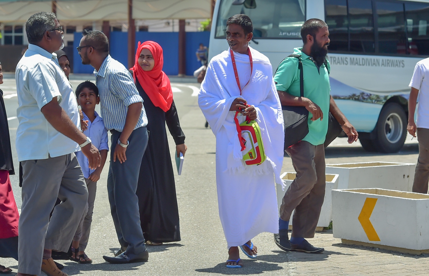 ހުޅުލެ: އޮގަސްޓް 18، 2016: މި އަހަރުގެ ހައްޖުގެ އަޅުކަން އަދާކުރުމަށް ސައުދީ އަރަބިއްޔާ އަށް ދާ މީހަކު އޭނާގެ އާއިލާގެ ބަޔަކާއެކު އިބްރާހިމް ނާސިރު އިންޓަނޭޝަނަލް އެއާޕޯޓުގައި: މި އަހަރުގެ ހައްޖުގެ އަޅުކަމަށް ހައްޖު ކޯޕަރޭޝަނާއި އަމިއްލަ ފަސް ކުންފުންޏަކުން 2،000 މީހުން ދާނެ.---ފޮޓޯ: މުހައްމަދު ޝަރުހާން/ މިހާރު