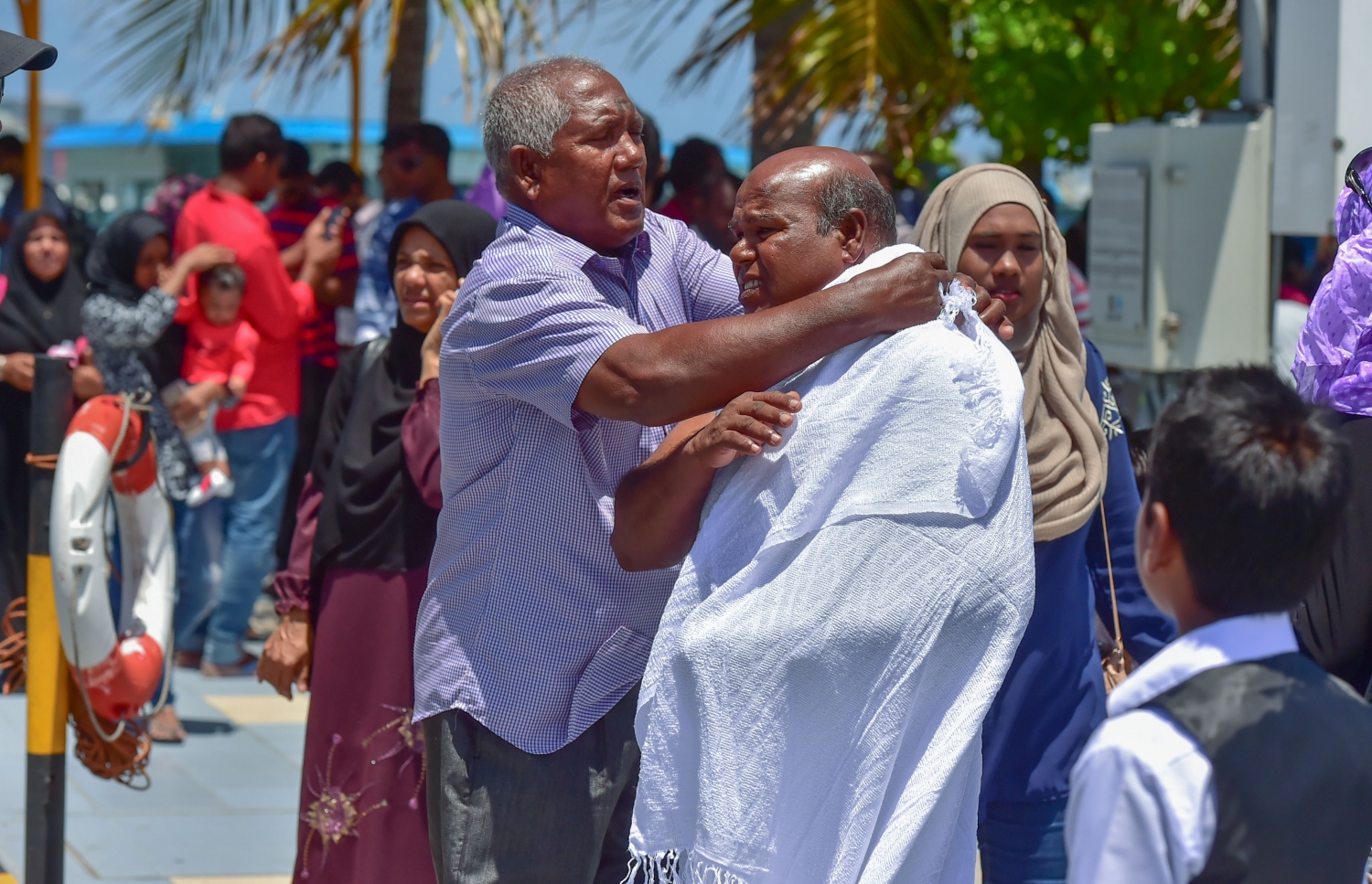 ހުޅުލެ: އޮގަސްޓް 18، 2016: މި އަހަރުގެ ހައްޖުގެ އަޅުކަން އަދާކުރުމަށް ސައުދީ އަރަބިއްޔާ އަށް ދާ މީހަކު އިބްރާހިމް ނާސިރު އިންޓަނޭޝަނަލް އެއާޕޯޓުގެ ޑިޕާޗަ ޓާމިނަލްގައި އާއިލާގެ މީހަކާ އެކު މަޑުކޮށްލައިގެން: މި އަހަރުގެ ހައްޖުގެ އަޅުކަމަށް ހައްޖު ކޯޕަރޭޝަނާއި އަމިއްލަ ފަސް ކުންފުންޏަކުން 2،000 މީހުން ދާނެ.---ފޮޓޯ: މުހައްމަދު ޝަރުހާން/ މިހާރު