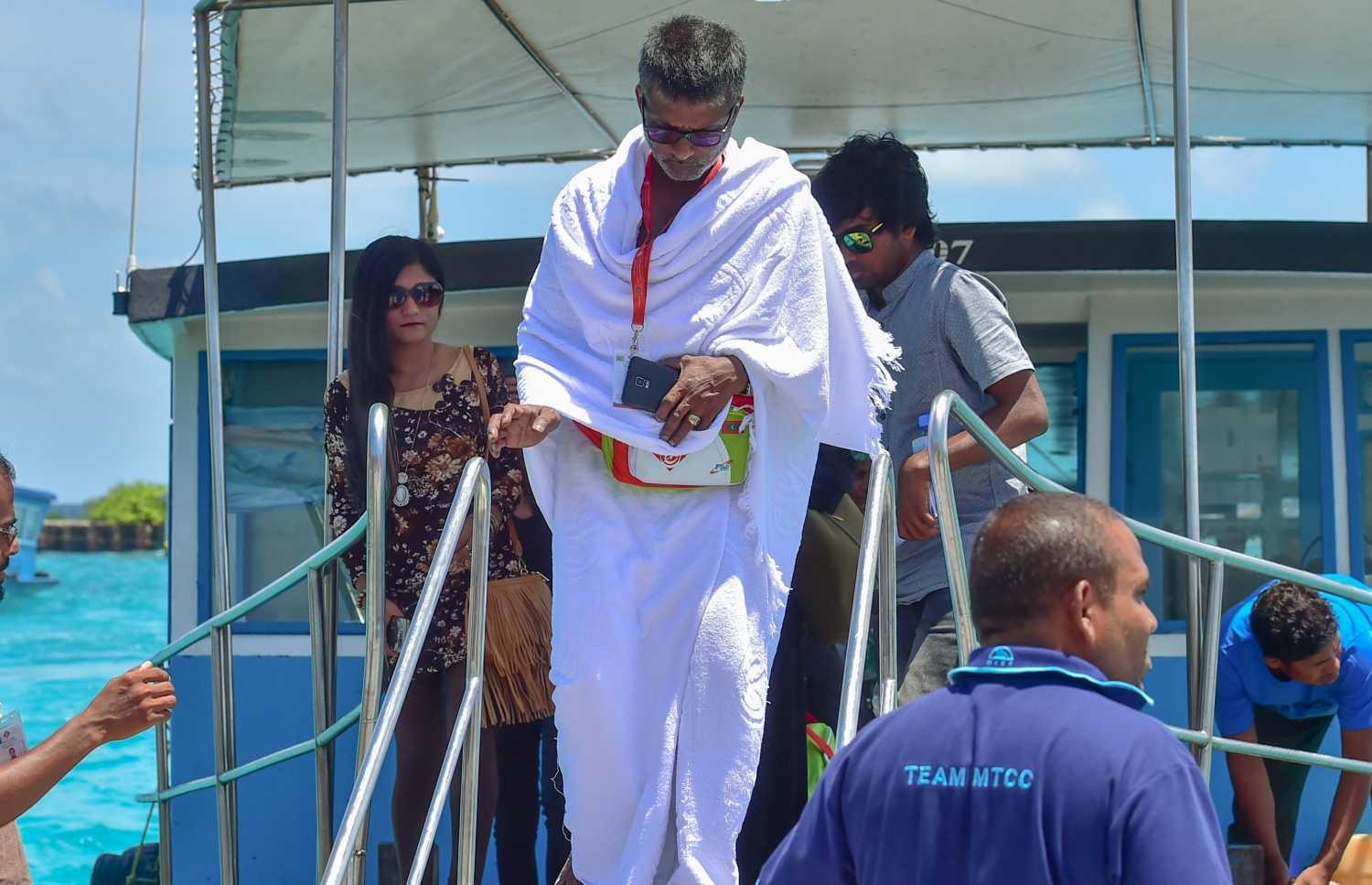 ހުޅުލެ: އޮގަސްޓް 18، 2016: މި އަހަރުގެ ހައްޖުގެ އަޅުކަން އަދާކުރުމަށް ސައުދީ އަރަބިއްޔާ އަށް ދާ މީހަކު ފެރީން ހުޅުލެއަށް ފައިބަނީ: މި އަހަރުގެ ހައްޖުގެ އަޅުކަމަށް ހައްޖު ކޯޕަރޭޝަނާއި އަމިއްލަ ފަސް ކުންފުންޏަކުން 2،000 މީހުން ދާނެ.---ފޮޓޯ: މުހައްމަދު ޝަރުހާން/ މިހާރު