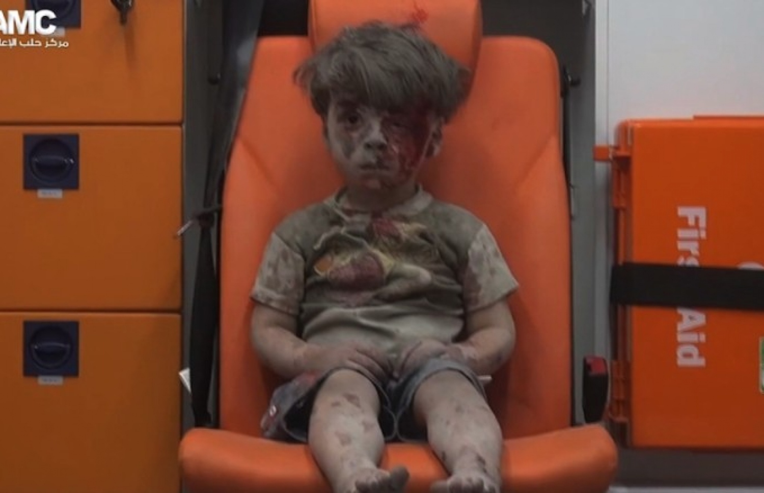 ސީރިއާގެ ހަލަބު ސިޓީ އަށް ދިން ވައިގެ ހަމަލާގައި އިމާރާތެއްގެ ދަށުން ނެރުނު ޒަޚަމްވެފައިވާ ތުއްތު ކުއްޖާ އެމްބިއުލެންސްގައި އިށީނދެލައިގެން. --ފޮޓޯ: ހަލަބު މީޑީއާ ސެންޓަރު