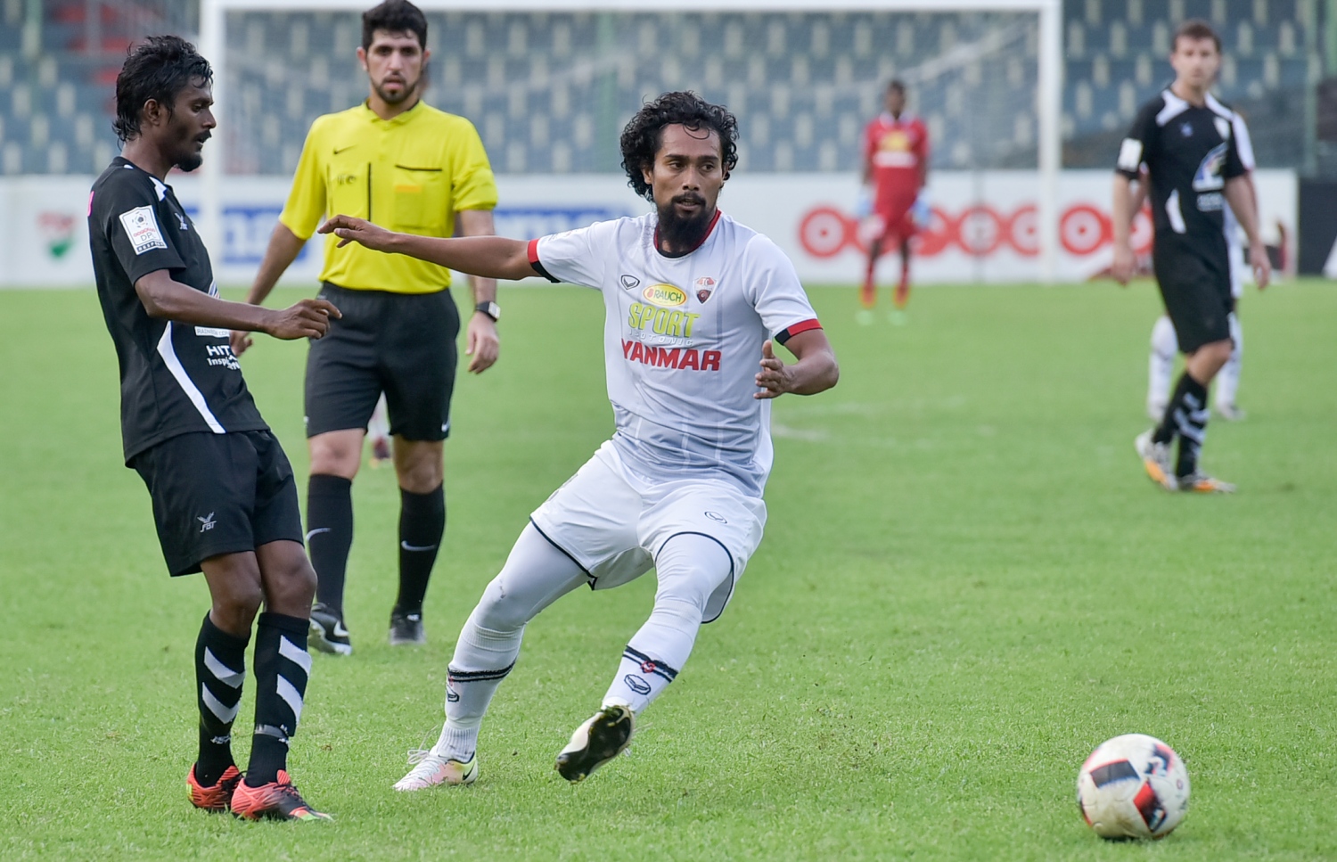 އީގަލްސްގެ މުޖުތާޒް (ވ) ބޯޅަ ފޮނުވާލާއިރު ޓީސީގެ އައްޒާމް އެ ބޯޅަ ހޯދަން މަސައްކަތް ކުރަނީ.-- ފޮޓޯ: ނިޝާން އަލީ/ މިހާރު