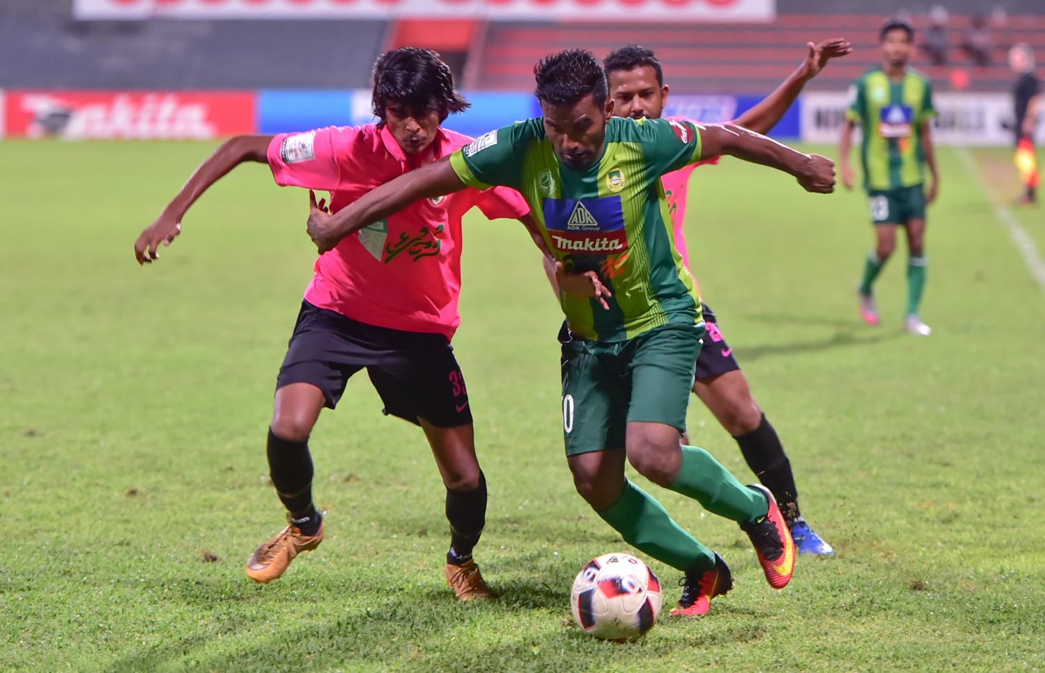 އުރީދޫ ދިވެހި ޕްރިމިއާ ލީގުގައި މިރޭ ދަގަނޑޭ (ކ) ޔުނައިޓެޑް ވިކްޓަރީ ދެ ކުޅުންތެރިން ކައިިރިން ބޯޅަ ހިފައިގެންދަނީ.-- ފޮޓޯ: މުހައްމަދު ޝަރުހާން/ މިހާރު