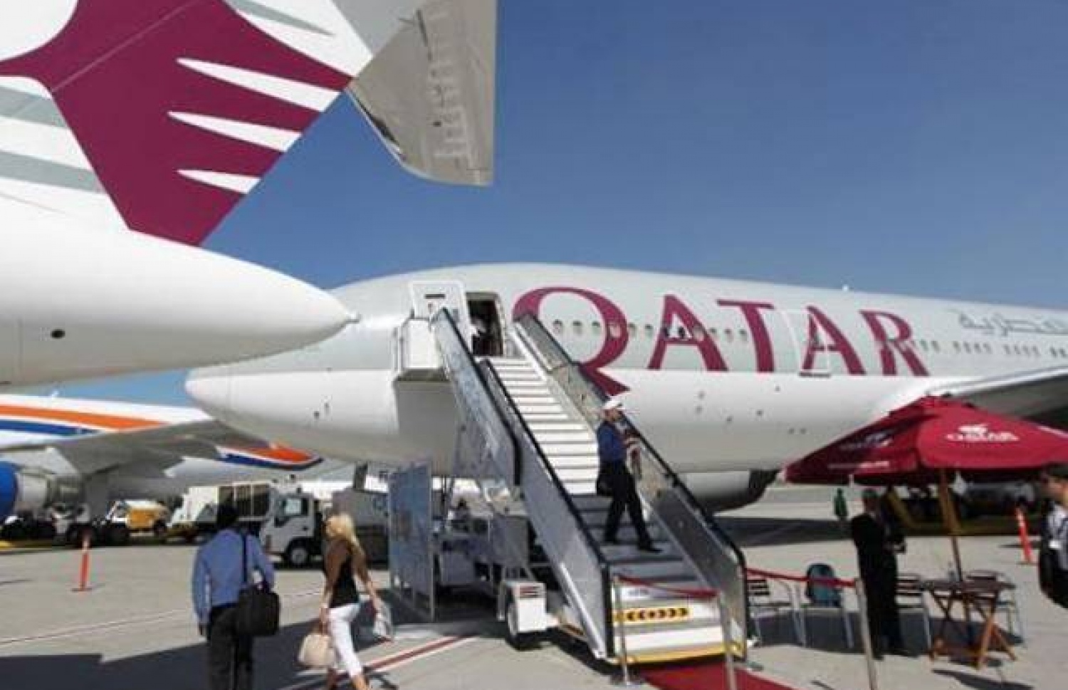 ގަތަރު އެއާވޭސްގެ ބޯޓަކުން މީހުން ފައިބަނީ: ގަތަރު އެއާވޭޒް އިން ހަފުތާއަކު 14 ދަތުރު ރާއްޖެ އަށް ބާއްވާ.---އޭއެފްޕީ ފައިލް ފޮޓޯ