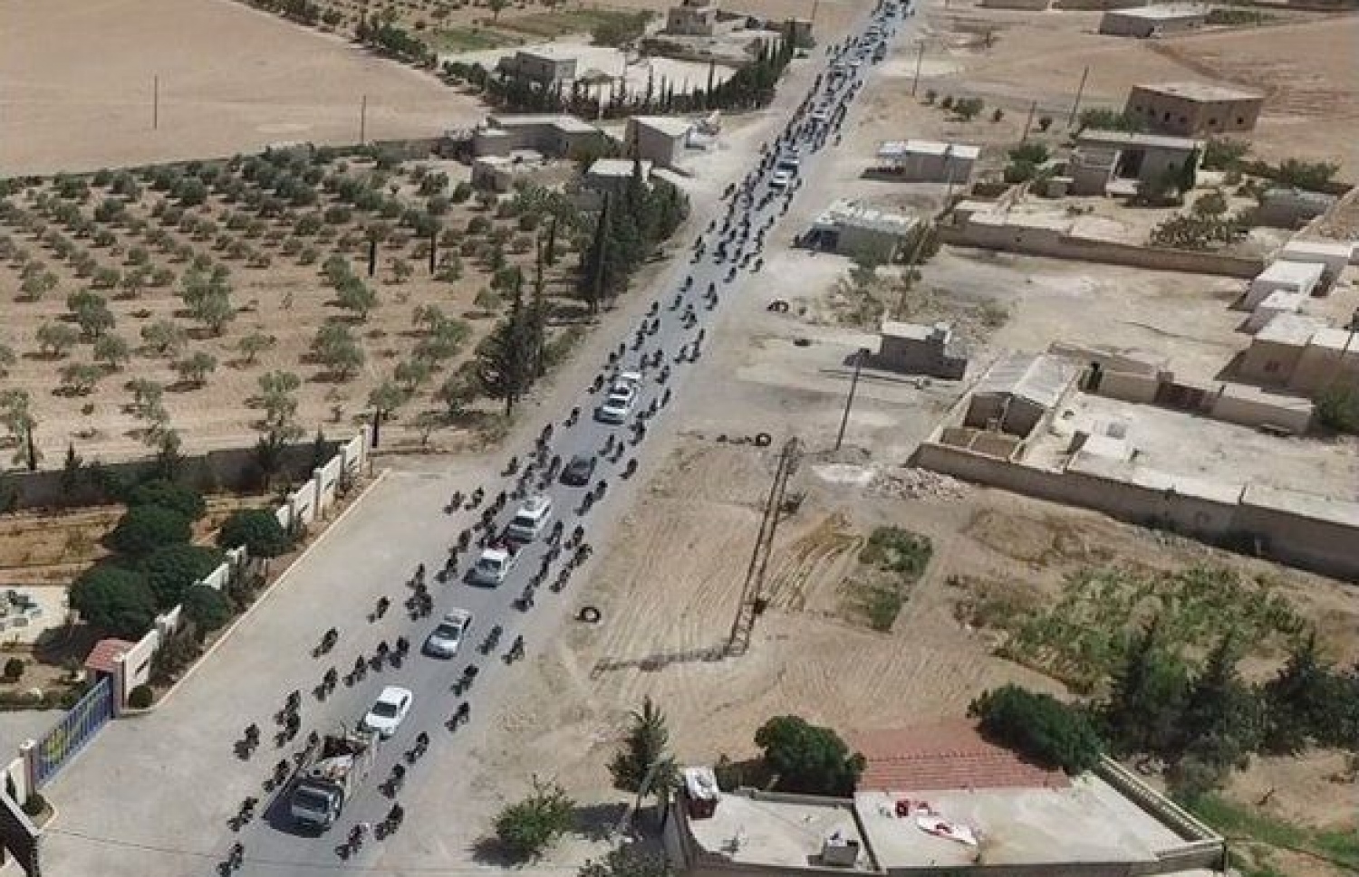 އިންސާނުން އައްޑަނައަކަށް ހަދައިގެން ސީރިއާގެ މަންބިޖުން އައިއެސްގެ ހަނގުރާމަވެރިން ފިލަނީ. --ފޮޓޯ:އެސްޑީއެފް