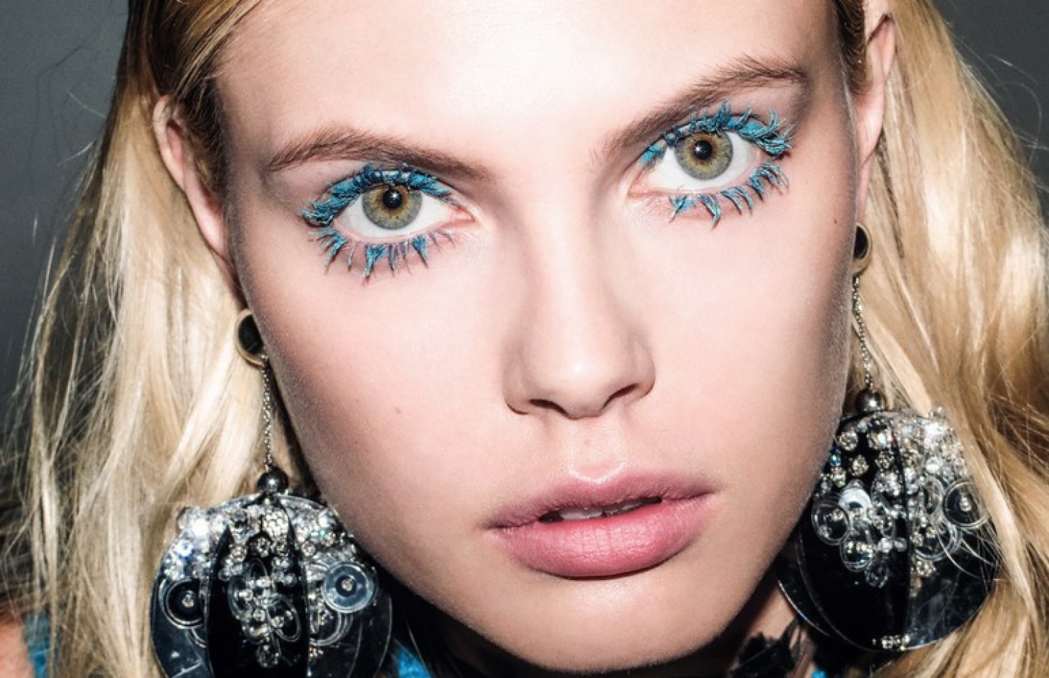 ނޫ ކުލައިގެ މަސްކާރާއެއް ޖައްސާލުމަކީވެސް ރީތި ގޮތެއް