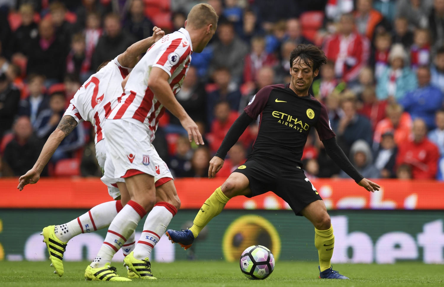 ސްޓޯކް ސިޓީ ދެ ކުޅުންތެރިން ކައިރިން މެންޗެސްޓާ ސިޓީގެ ސިލްވާ (ކ) ބޯޅަ ހިފައިގެންދަނީ.-- ފޮޓޯ: އޭއެފްޕީ