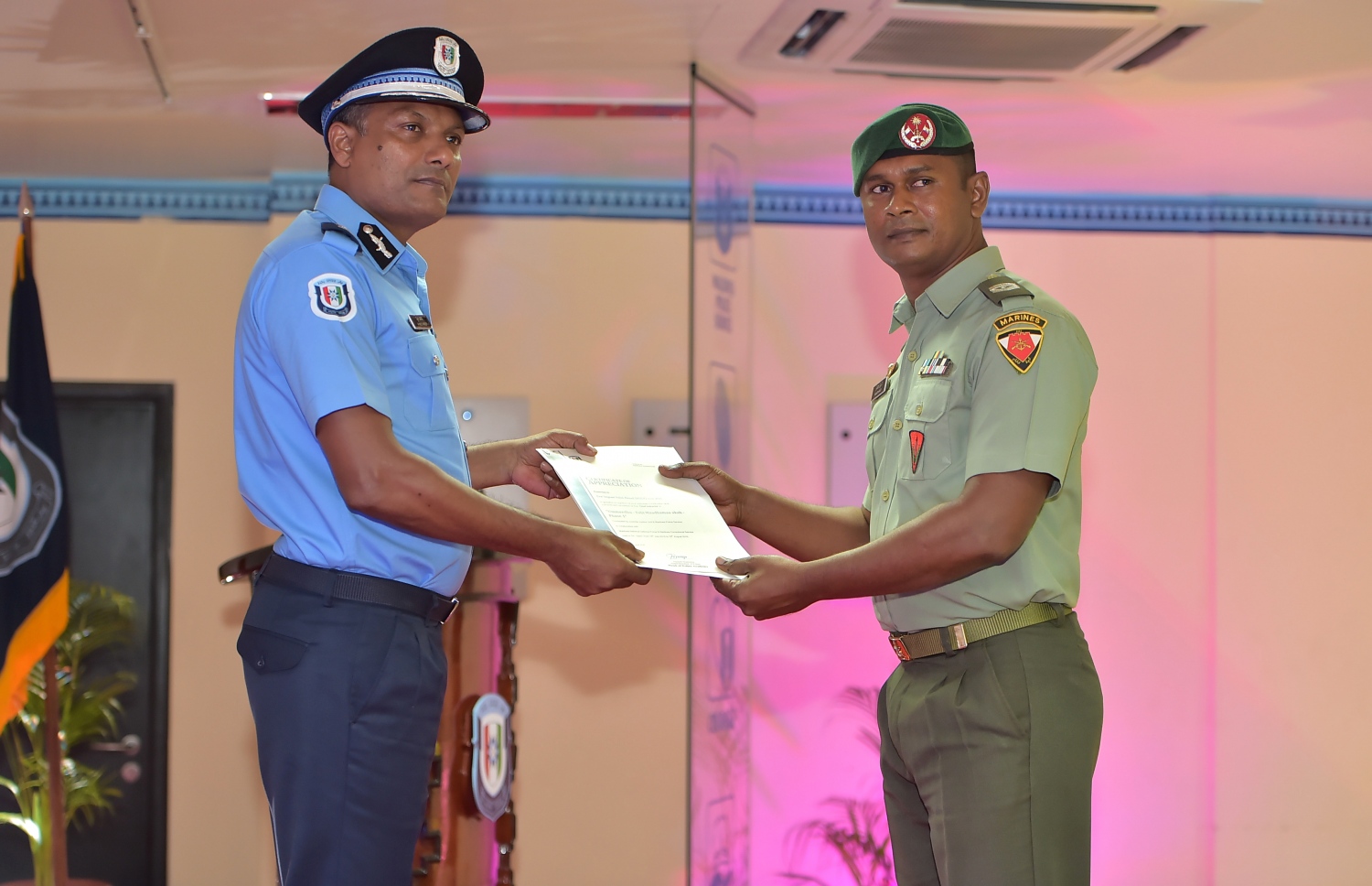 އުއްމީދީ ކޭމްޕަށް އެހީވި ސިފައިންގެ އޮފިސަރަކަށް، ޕޮލިސް ކޮމިޝަނަރު އަހުމަދު އަރީފް ސެޓްފިކެޓް ހަވާލުކޮށްދެއްވަނީ --ފޮޓޯ:މުހައްމަދު ޝަރުހާން\މިހާރު