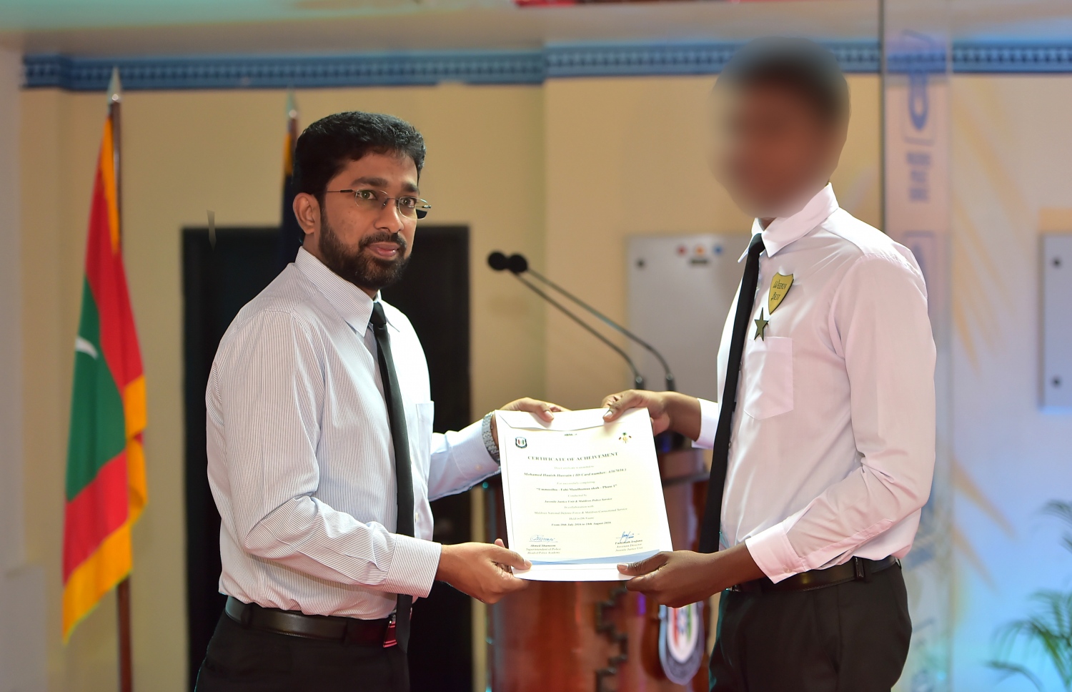 ކޭމްޕުގައި ބައިވެރިވި ކުއްޖަކަށް މިނިސްޓަރު އަޒްލީން ސެޓްފިކެޓް ހަވާލުކޮށްދެއްވަނީ.--ފޮޓޯ:މުހައްމަދު ޝަރުހާން\މިހާރު