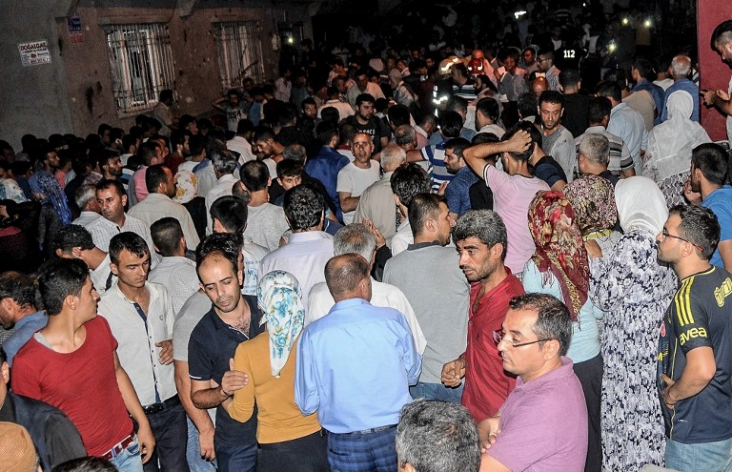 ތުރުކީގެ ގަޒިއަންޓެޕުގެ ކައިވެނި ޕާޓީގައި ބޮމުގެ ހަމަލާ ދިން ތަނަށް މީހުން ޖަމާވެފައި. --ފޮޓޯ:އޭއެފްޕީ