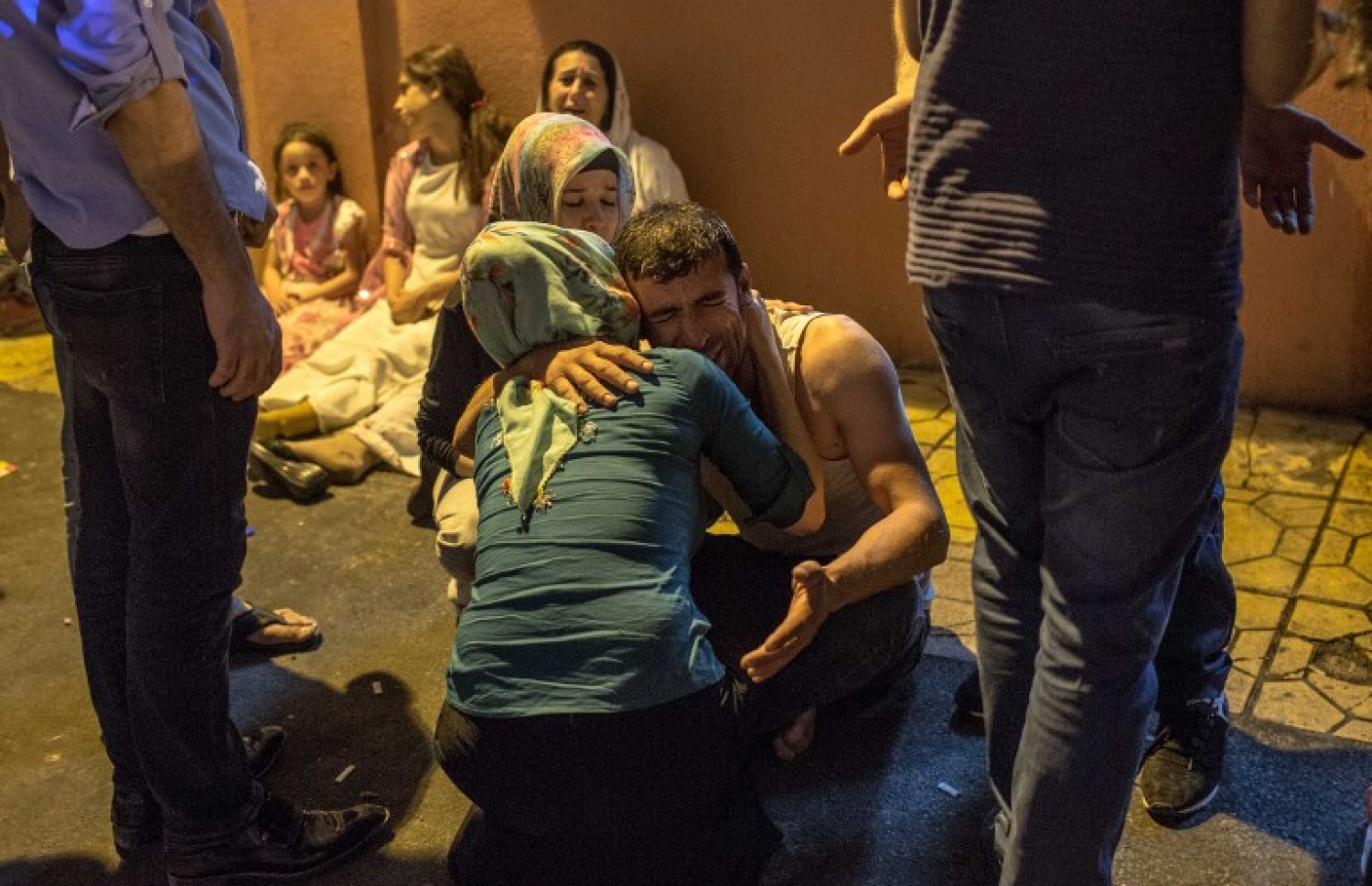 ތުރުކީގެ ގަޒިއަންޓެޕުގެ ކައިވެނި ޕާޓީއަކަށް ދިން ހަމަލާގައި މަރުވި މީހުންގެ އާއިލާގެ މީހުން ހޮސްޕިޓަލުގެ ބޭރުގައި ހިތާމަ ފާޅު ކުރަނީ. --ފޮޓޯ:އޭއެފްޕީ