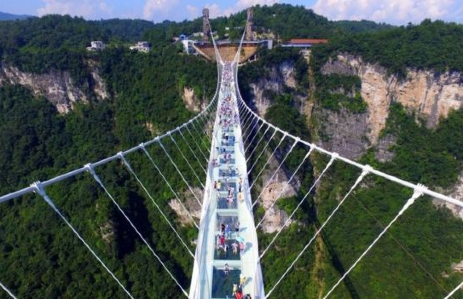 ޗައިނާގައި ހެދި ބިއްލޫރި ބްރިޖުގެ ދިގު މިނުގައި 430 މީޓަރު ހުރޭ. --ފޮޓޯ:އޭޕީ