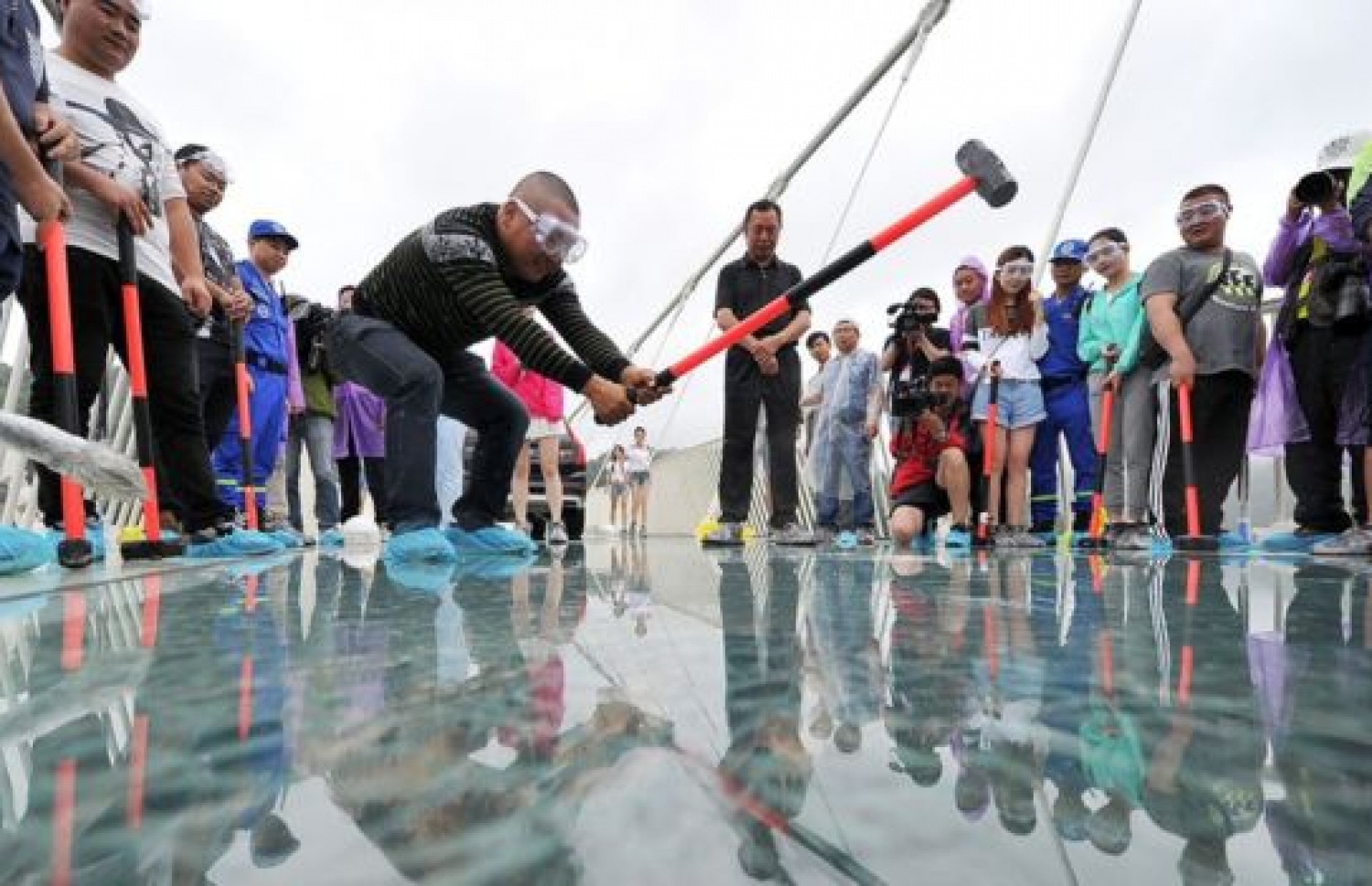 ޗައިނާގައި ހެދި ބިއްލޫރި ބްރިޖުގެ ރައްކާތެރިކަން ކަށަވަރު ކުރުމަށް ބިއްލޫރީގައި ބޮޑު މަރުތެލުން ތަޅަނީ. --ފޮޓޯ:އޭޕީ