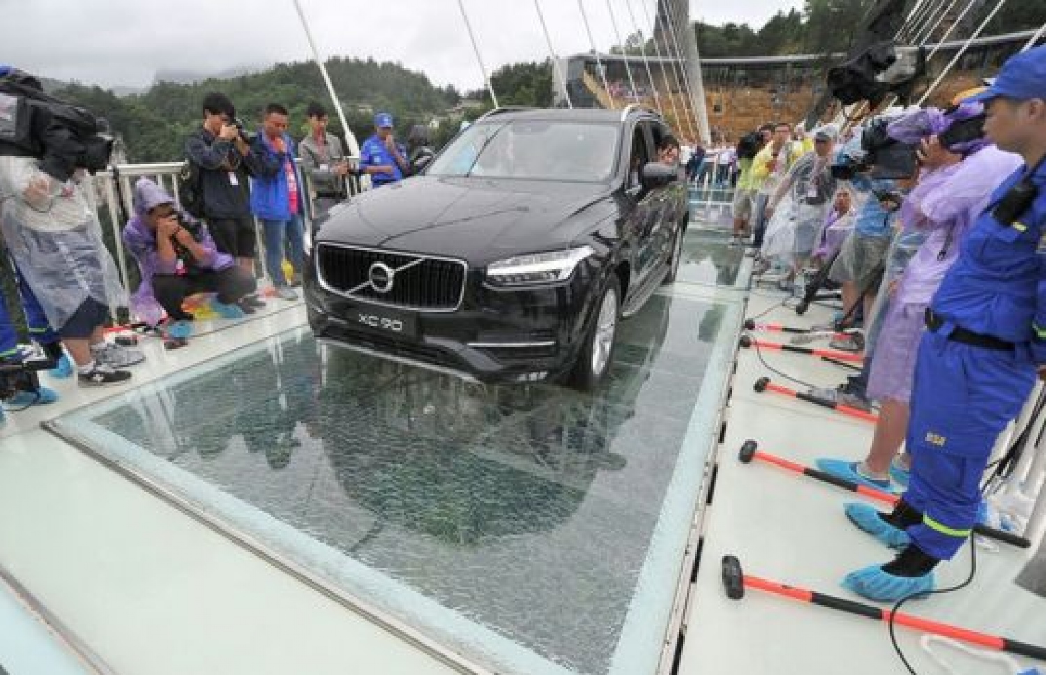 ޗައިނާގައި ހެދި ބިއްލޫރި ބްރިޖް މަތިން ކާރެއް ދުއްވަނީ. --ފޮޓޯ:އޭޕީ