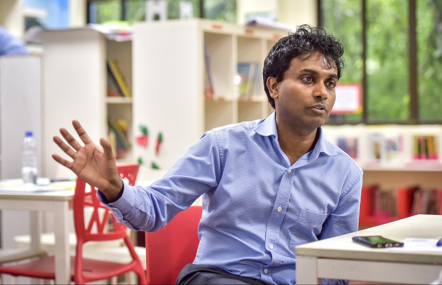 ޕްރޮފެސަރު އުގެއިލް "މިހާރު"އަށް އިންޓަވިއު ދެއްވަނީ.--ފޮޓޯ:ނިޝާން އަލީ\މިހާރު