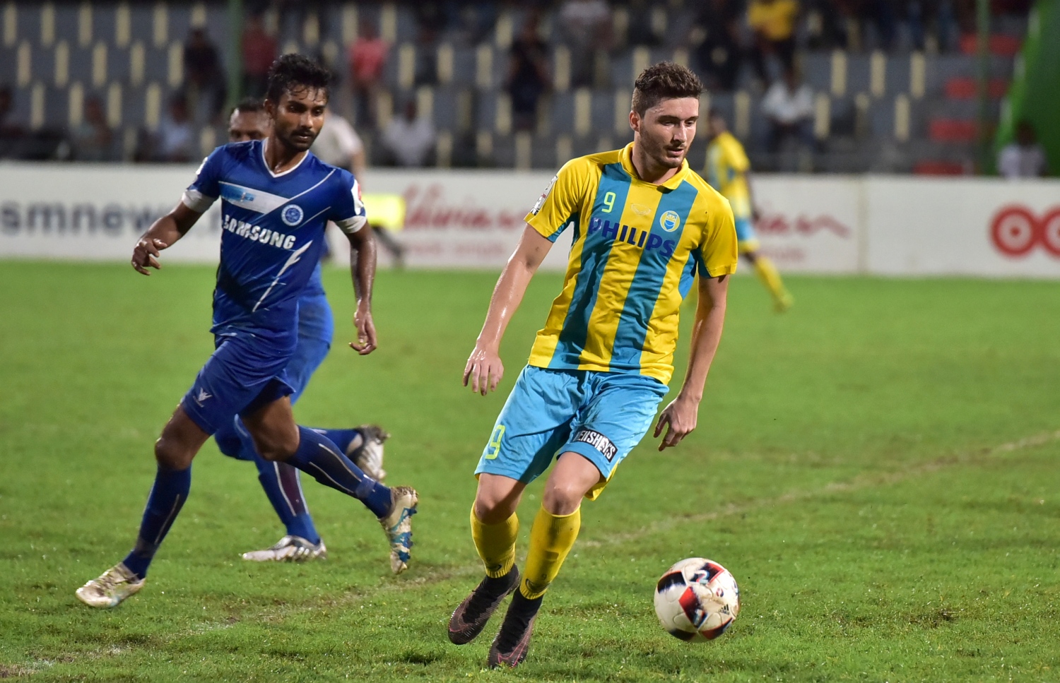 އުރީދޫ ދިވެހި ޕްރިމިއާ ލީގުގައި މިރޭ ވެލެންސިއާގެ މުނޯޒް (ކ) ނިއުގެ ޝާމިއު ކައިރިން ބޯޅަ ހިފައިގެންދަނީ.-- ފޮޓޯ: ނިޝާން އަލީ/ މިހާރު