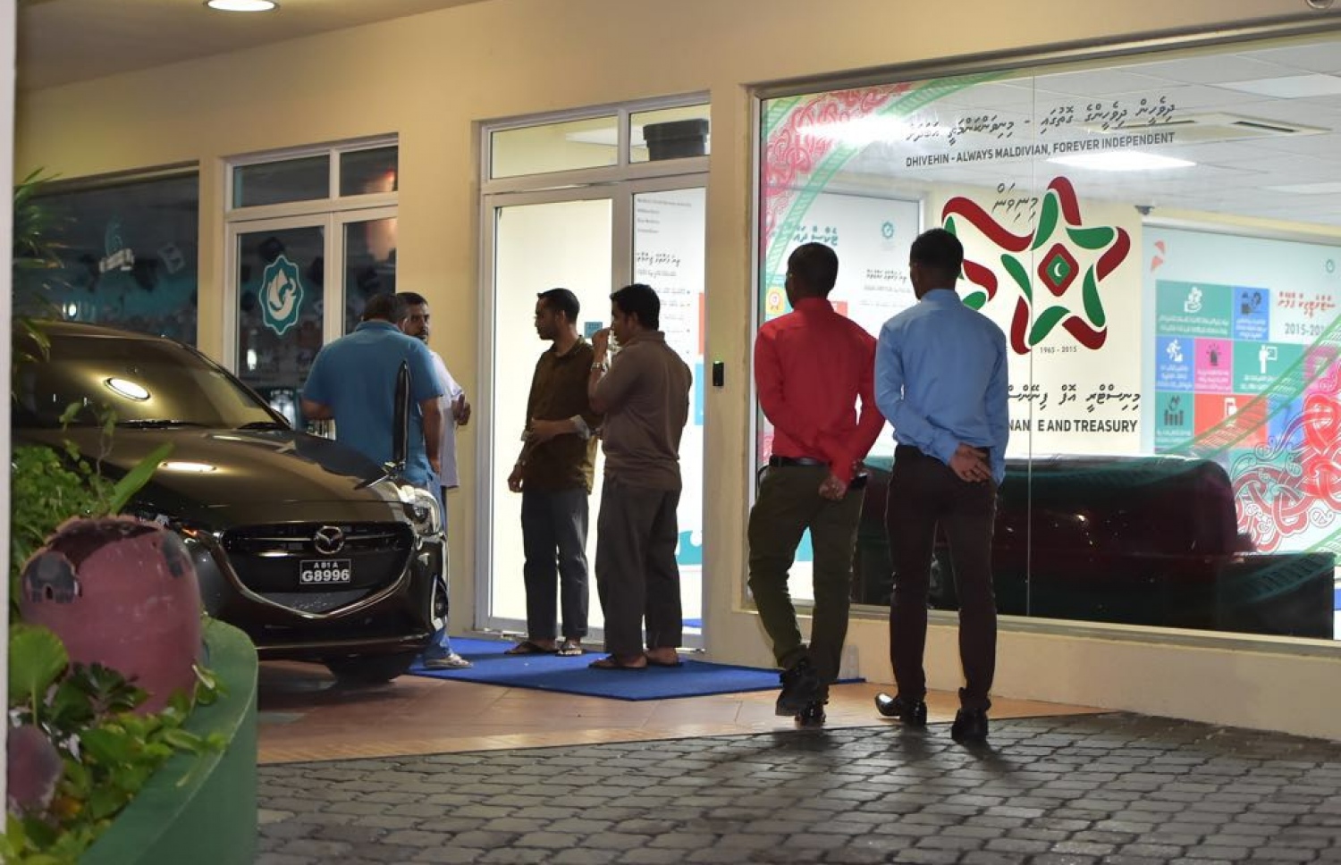 އާދައިގެ ހެދުމުގައި ތިބި ފުލުހުންގެ ބަޔަކު ފިނޭންސް މިނިސްޓްރީގެ ބޭރުގައި ފޯރިމަރަނީ: ބޮޑުކުރި މުސާރައާ އެއްގޮތަށް ފުލުހުން ހެދި މިިދިޔަ މަހުގެ މުސާރަ ޝީޓް އެ މިނިސްޓްރީން ވަނީ އަނބުރާ ފޮނުވާލާފައި.-- ފައިލް ފޮޓޯ: މިހާރު