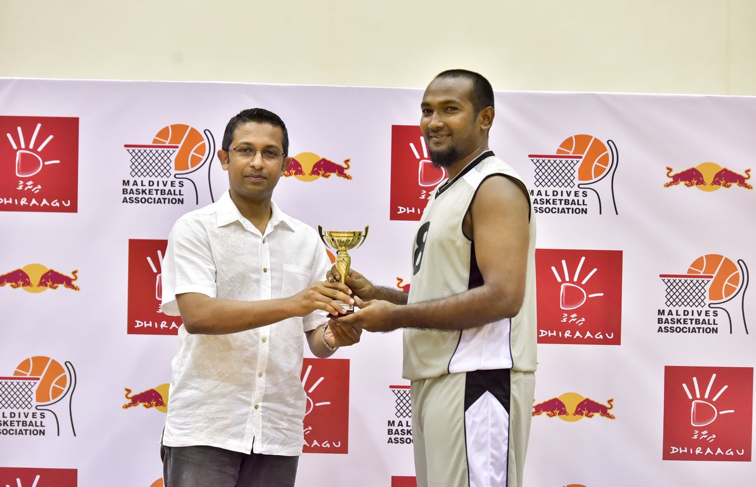 މުބާރާތުގެ އެންމެ މޮޅު ކުޅުންތެރިޔާ އަފްސަން (ކ) އަށް ދިރާގުގެ މެނޭޖަ މާކެޓިން، ކޮމިއުނިކޭޝަންސް އެންޑް ޕީއާރް މިރުޝާދު އިނާމް ދެއްވަނީ. --ފޮޓޯ: ނިޝާން އަލީ/ މިހާރު