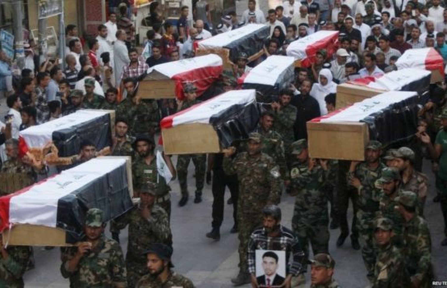 އައިއެސް އިން ގަތުލްއާއްމު ހިންގި ތިކްރީތުން ވަނީ އެތައް ބައެއްގެ ހަށިތައް ނަގާފައި. --ފޮޓޯ:ރޮއިޓާސް