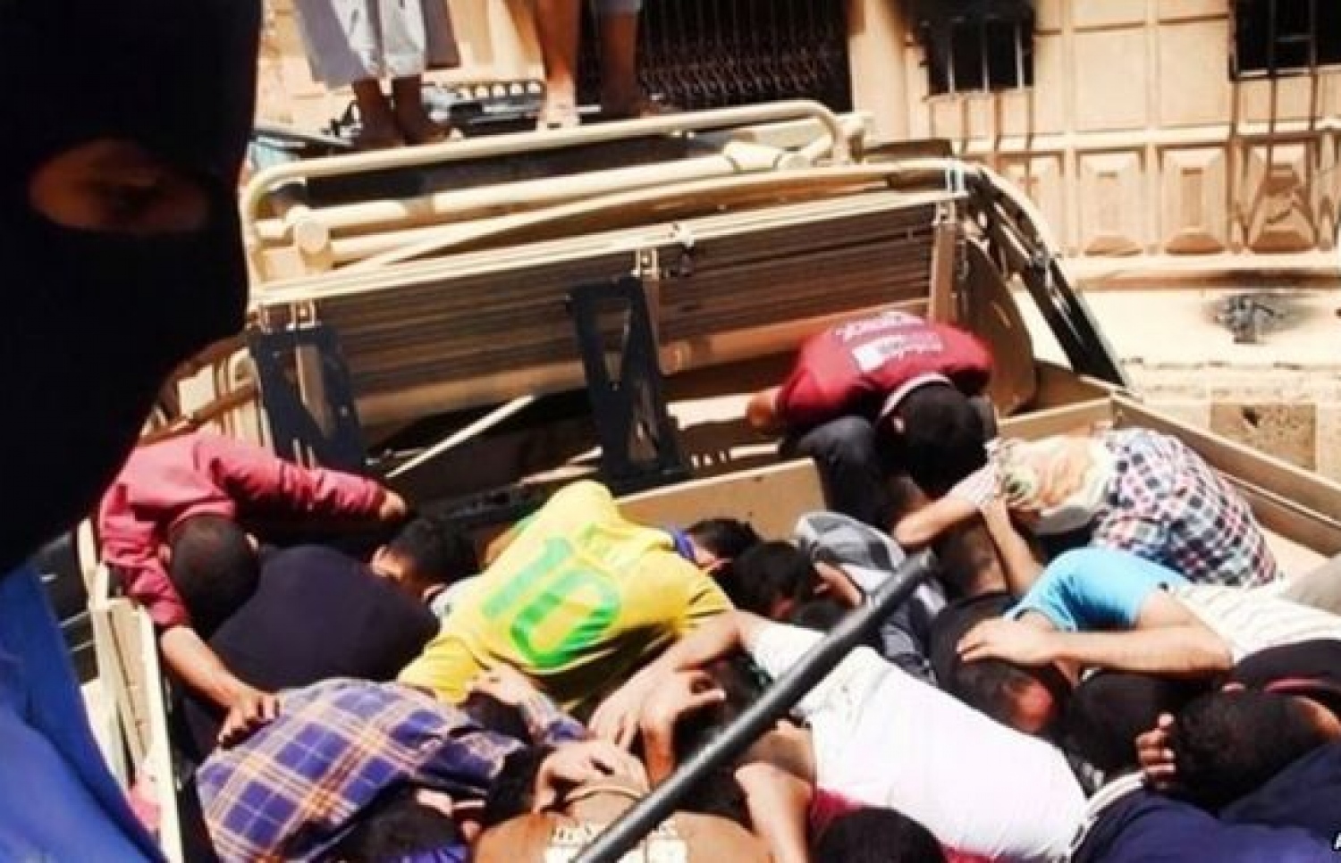 އިރާގުގެ ތިކްރީތުން ހައްޔަރުކުރި މީހުން މެރުމުގެ ކުރިން އައިއެސް އިން ވަނީ އެ މީހުން ވީޑިއޯކޮށްފައި. ---ފޮޓޯ:އޭޕީ