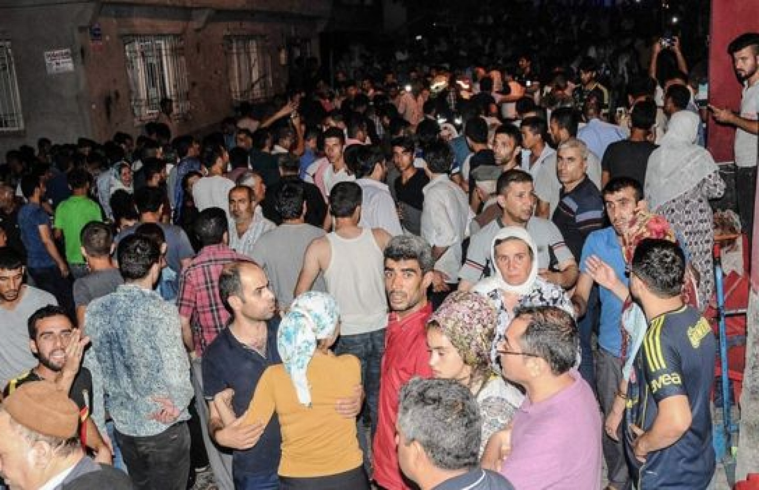 ބޮމުގެ ހަމަލާ އަށް ފަހު ގަޒިއަންޓެޕުގެ މަގުތަކަށް ގިނަ ބަޔަކު ވަނީ ޖަމާވެފައި.