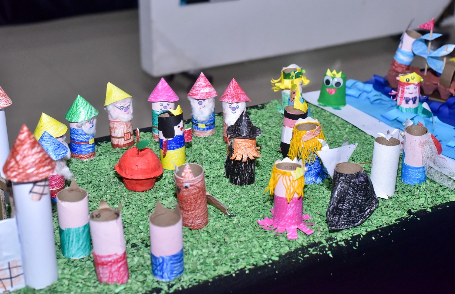 ކެންގަރޫކިޑްސް އާޓް އެގްޒިބިޝަންގެ ތެރޭގައި ބައެއް ދަރިވަރުން ބަހައްޓާފައިވާ ބައެއް އެއްޗެހި: ކޮންމެ އަހަރަކު ވެސް މިފަދަ އެގްޒިބިޝަން ކުރިއަށްގެންދޭ.-- ފޮޓޯ: ނިޝާން އަލީ/ މިހާރު