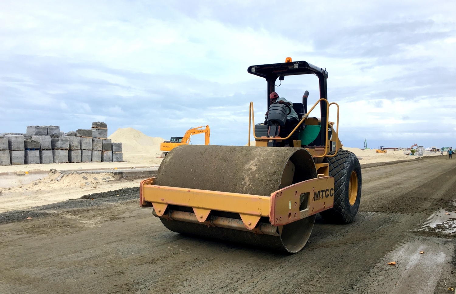 މަގު ލެވެލް ކުރަނީ: ބޮޑުތަކުރުފާނު މަގު ވަށައިގެން ތާރުއަޅަން ވަނީ ނިންމާފައި. -- ފޮޓޯ: ހުސެން ޝަޔާހު/މިހާރު