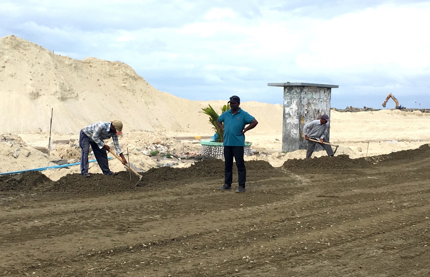 ތާރުއަޅަން މަގު ލެވެލްކުރަނީ. -- ފޮޓޯ: ހުސެން ޝަޔާހު/މިހާރު