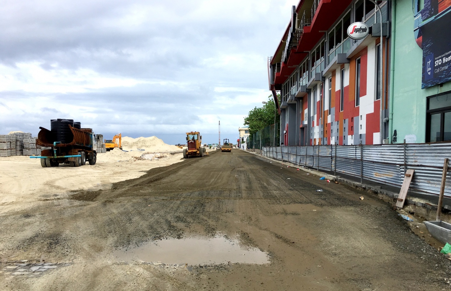 ބޮޑުތަކުރުފާނު މަގު ވަކި ސަރަހައްދެއްގައި ތާރުއަޅަން މަގު ލެވެލްކުރަނީ. -- ފޮޓޯ: ހުސެން ޝަޔާހު/މިހާރު