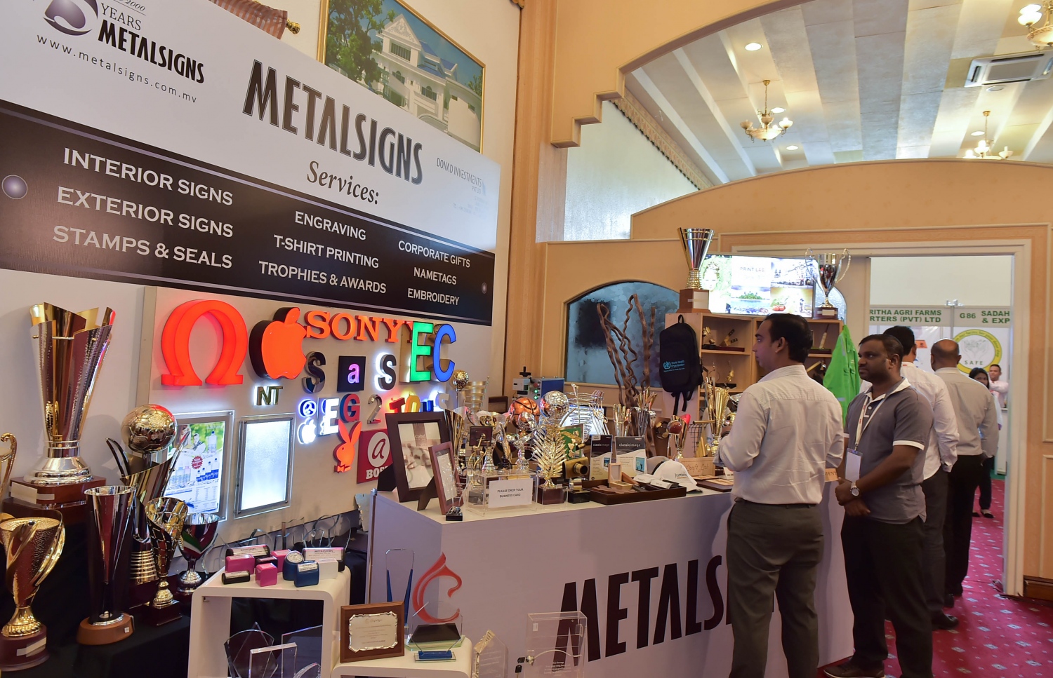 މާލެ: އޮގަސްޓް 22، 2016: ފުޑް އެންޑް ހޮސްޕިޓާލިޓީ އޭޝިއާ މޯލްޑިވްސް އިން ދަރުބާރުގޭގައި އޮގަސްޓް 22ން ފެށިގެން އޮގަސްޓް 24ށް ކުރިއަށް ގެންދާ އިންޓަނޭޝަނަލް ކަލިނަރީ ޖެލެންޖް އެގްޒިބިޝަންގެ ސްޓޯލެއް ކައިރީގައި ބަޔަކު މަޑުކޮށްލައިގެން.-- ފޮޓޯ: މުހައްމަދު ޝަރުހާން/މިހާރު