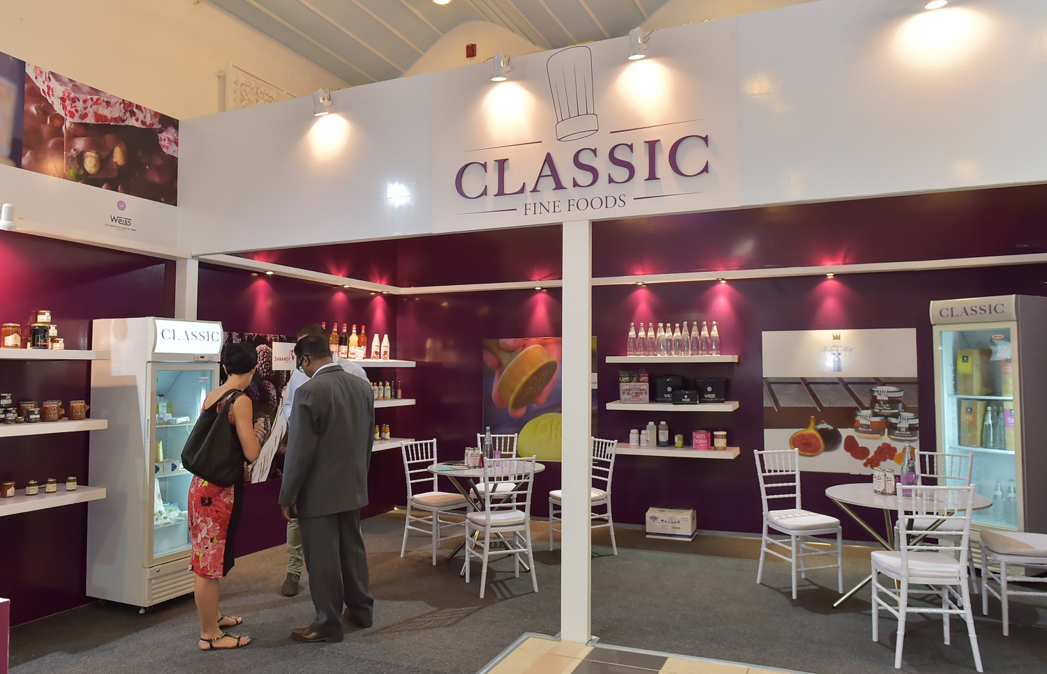 މާލެ: އޮގަސްޓް 22، 2016: ފުޑް އެންޑް ހޮސްޕިޓާލިޓީ އޭޝިއާ މޯލްޑިވްސް އިން ދަރުބާރުގޭގައި އޮގަސްޓް 22ން ފެށިގެން އޮގަސްޓް 24ށް ކުރިއަށް ގެންދާ އިންޓަނޭޝަނަލް ކަލިނަރީ ޖެލެންޖް އެގްޒިބިޝަންގައި ބަޔަކު ސްޓޯލެއް ކައިރީގައި މަޑުކޮށްލައިގެން.-- ފޮޓޯ: މުހައްމަދު ޝަރުހާން/މިހާރު