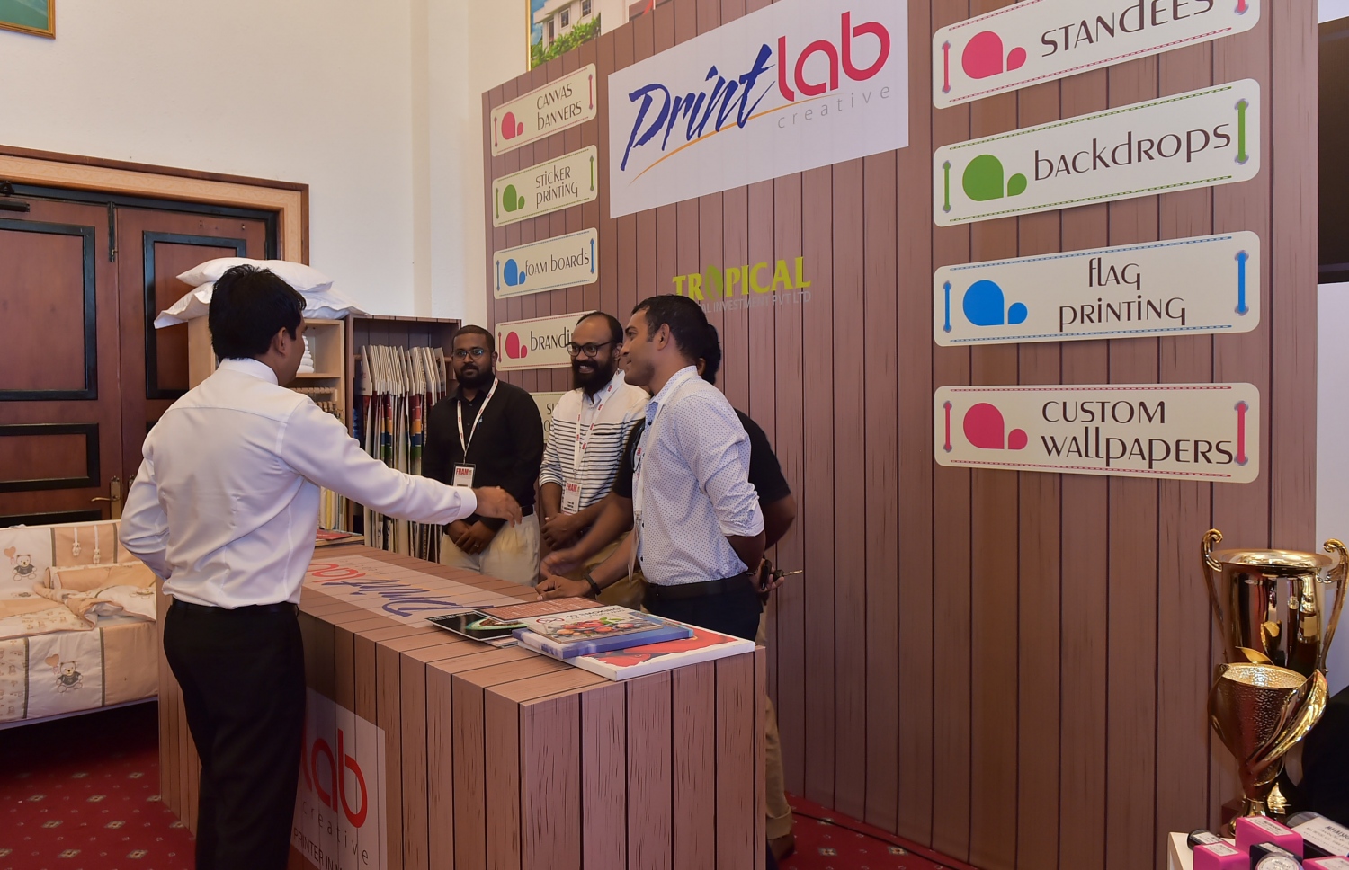 ކަލިނަރީ ޗެލެންޖް ފެއާގެ ސްޓޯލަކަށް މިނިސްޓަރު ޒިޔާރަތްކޮށްލައްވަނީ. ފޮޓޯ: މުހައްމަދު ޝަރުހާން /މިހާރު