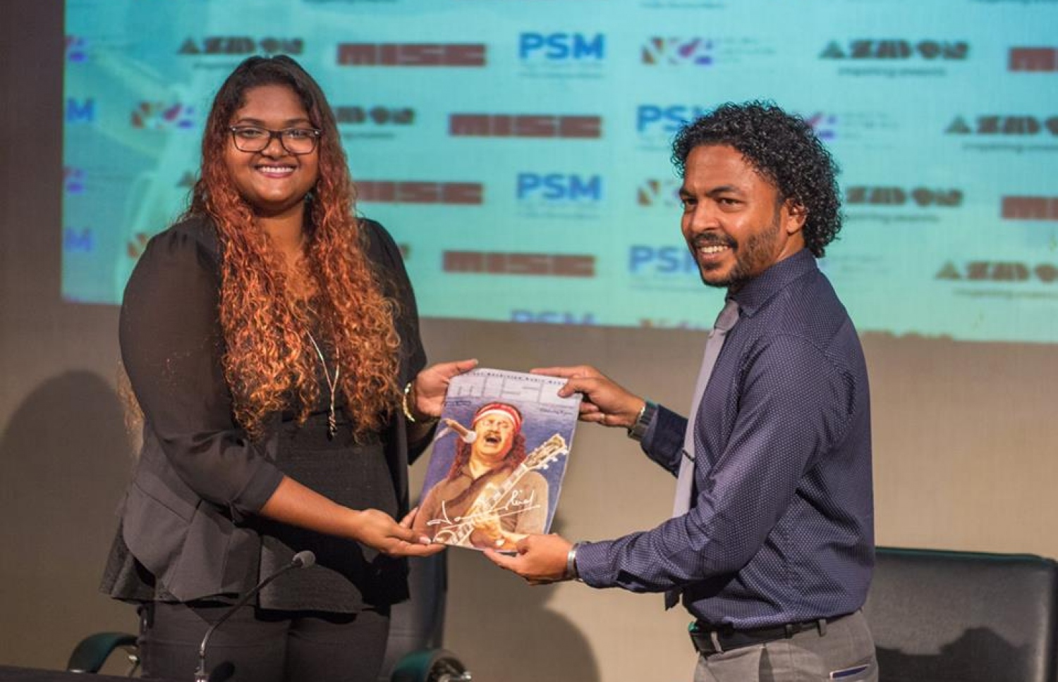 ނާޝިދުގެ ދަރިފުޅު ނިޝް މިސްކް މެގެޒިންގެ ނާޝިދުގެ ހާއްސަ އެޑިޝަން މިދިޔަ މެއި މަހު ނެރެދެނީ. ފޮޓޯ: މިސްކް