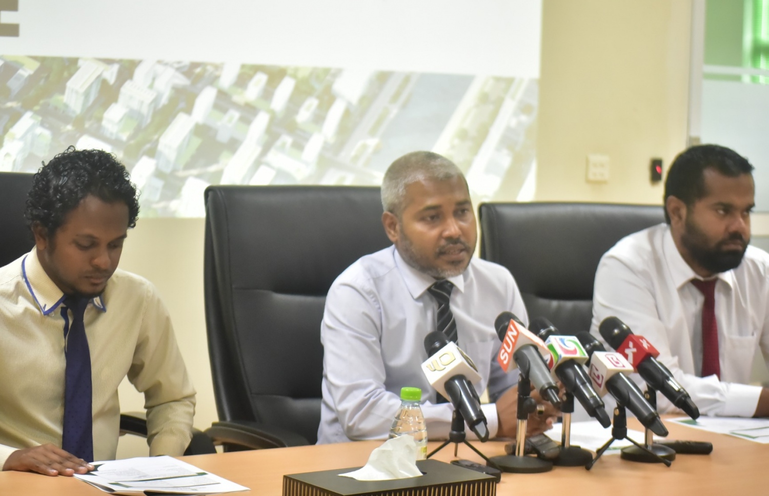 އެޗްޑީސީގައި އޮތް ނޫސްވެރިންގެ ބައްދަލުވުމުގައި ސައިމަން ވާހަކަ ދައްކަވަނީ. ދެވަނަ ފިޔަވަހީގެ ދަށުން ހުޅުމާލޭން 76 ގޯތި ދޫކުރުމަށް ވަނީ ހަމަޖެހިފައި. - ފޮޓޯ: މިހާރު