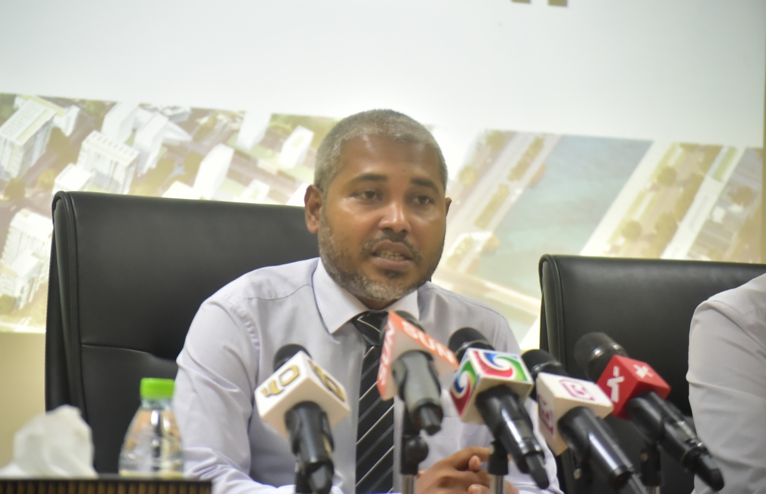 އެޗްޑީސީގައި އިއްޔެ ބޭއްވި ނޫސްވެރިންގެ ބައްދަލުވުމުގައި ސައިމަން ވާހަކަ ދައްކަވަނީ. ޕާކްގައި ސްކޭޓް ބޯޑިން އޭރިއާ ހަދަނީ ބައިނަލްއަގުވާމީ ފެންވަރަށް ކަމަށް ވިދާޅުވި.. - ފޮޓޯ: މިހާރު