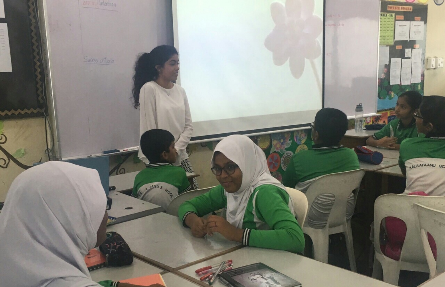 ނީނާ ކަލާފާނު ސްކޫލުގައި ކިޔަވައިދެއްވަނީ