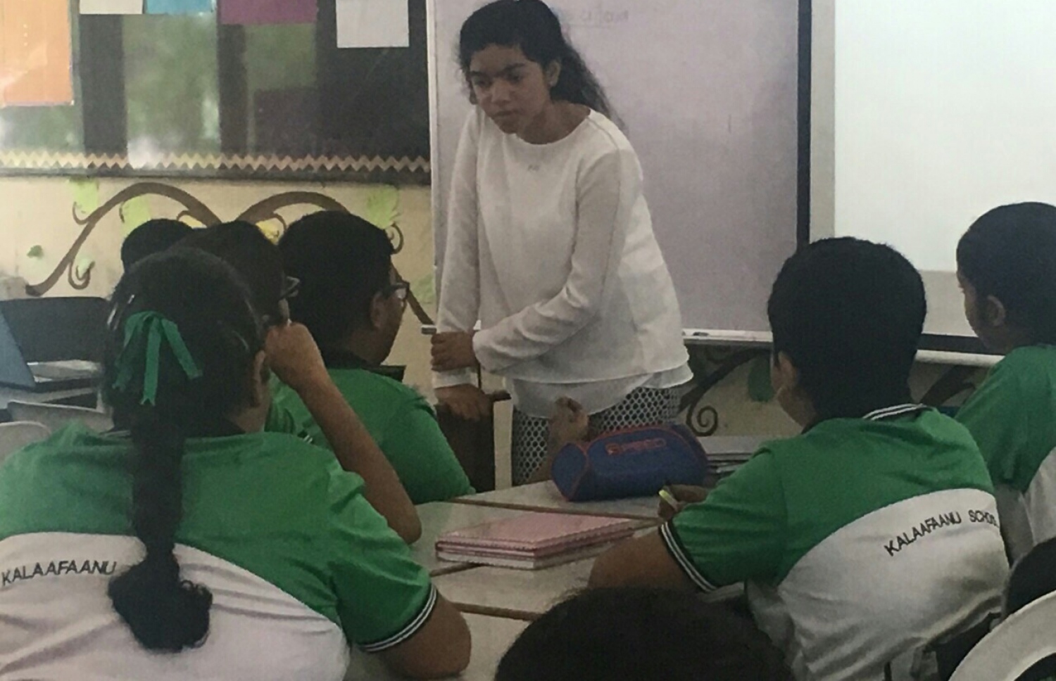 އުގެއިލްގެ ދަރިފުޅު ނީނާ ކަލާފާނު ސްކޫލުގައި ކިޔަވައިދެއްވަނީ