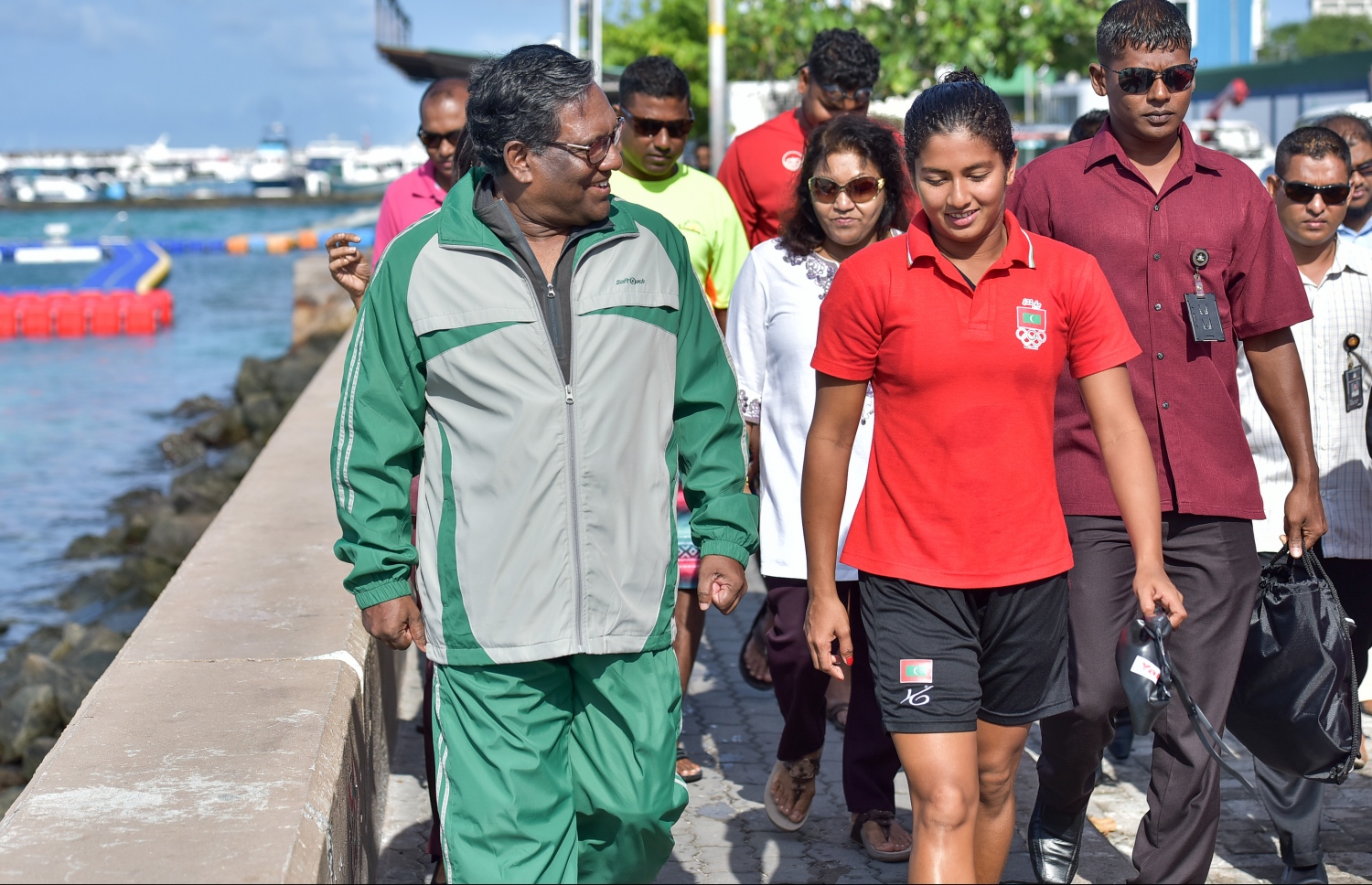 މާލެ: އޮގަސްޓް 25، 2016: އޮލިމްޕިކް ކޮމިޓީގެ ސެކްރެޓަރީ ޖެނެރަލް އަހުމަދު މަރުޒޫގު (މަރޭ) ކުރެއްވި "ޓްރެއިނިން ވިތު އެމްވީ ޗެމްޕްސް" ޗެލެންޖުގައި، ކުރީގެ ރައީސް ވަހީދު (ވ) އާއި ފަރޭ ކޯޗު (ކ) އަދި ސަޖަން ޓްރެއިނިންއަށް ތައްޔާރުވުމަށް ޓްރެކަށް އަންނަނީ. --ފޮޓޯ: ނިޝާން އަލީ/ މިހާރު