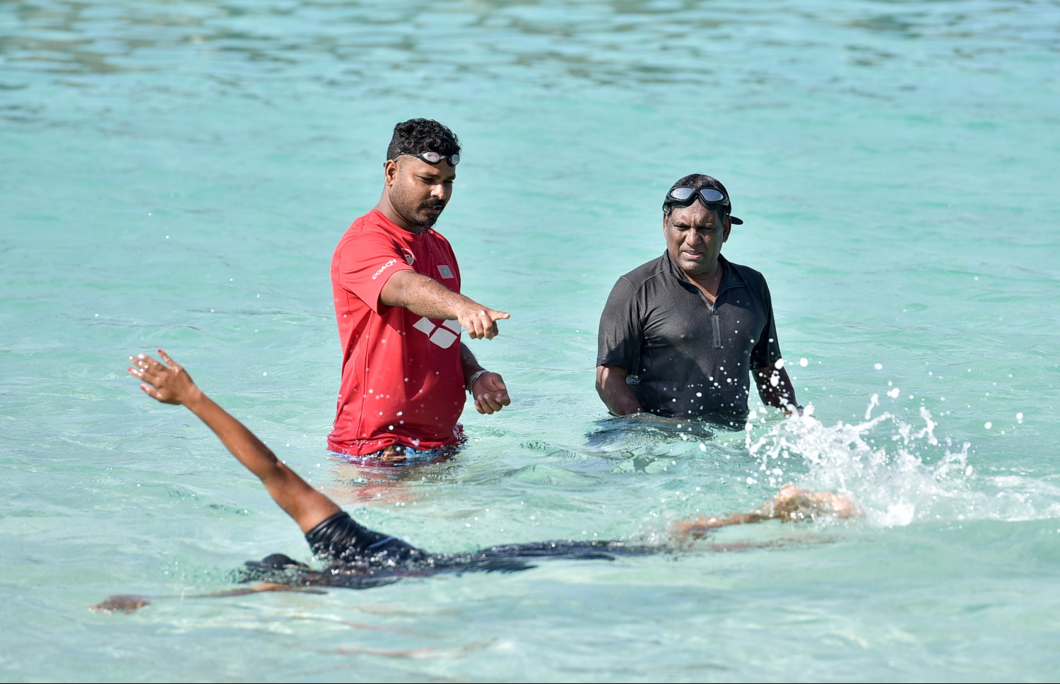 މާލެ: އޮގަސްޓް 25، 2016: އޮލިމްޕިކް ކޮމިޓީގެ ސެކްރެޓަރީ ޖެނެރަލް އަހުމަދު މަރުޒޫގު (މަރޭ) ކުރެއްވި "ޓްރެއިނިން ވިތު އެމްވީ ޗެމްޕްސް" ޗެލެންޖުގައި، ކުރީގެ ރައީސް ވަހީދު (ކ) އާއި ފަރޭ ކޯޗު (ވ) އަދި ސަޖަން ޓްރެކުގައި ޓްރެއިނިންއަށް ތައްޔާރުވަނީ. --ފޮޓޯ: ނިޝާން އަލީ/ މިހާރު