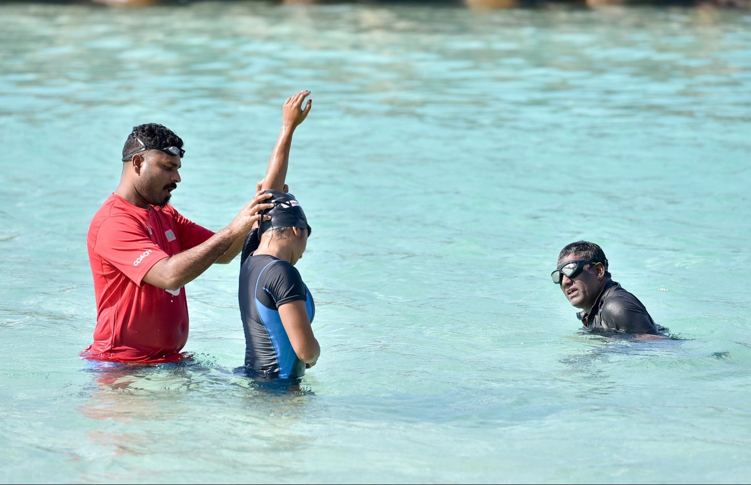 މާލެ: އޮގަސްޓް 25، 2016: އޮލިމްޕިކް ކޮމިޓީގެ ސެކްރެޓަރީ ޖެނެރަލް އަހުމަދު މަރުޒޫގު (މަރޭ) ކުރެއްވި "ޓްރެއިނިން ވިތު އެމްވީ ޗެމްޕްސް" ޗެލެންޖުގައި، ކުރީގެ ރައީސް ވަހީދު (ކ) އާއި ފަރޭ ކޯޗު (ވ) އަދި ސަޖަން ޓްރެކުގައި ޓްރެއިނިންއަށް ތައްޔާރުވަނީ. --ފޮޓޯ: ނިޝާން އަލީ/ މިހާރު