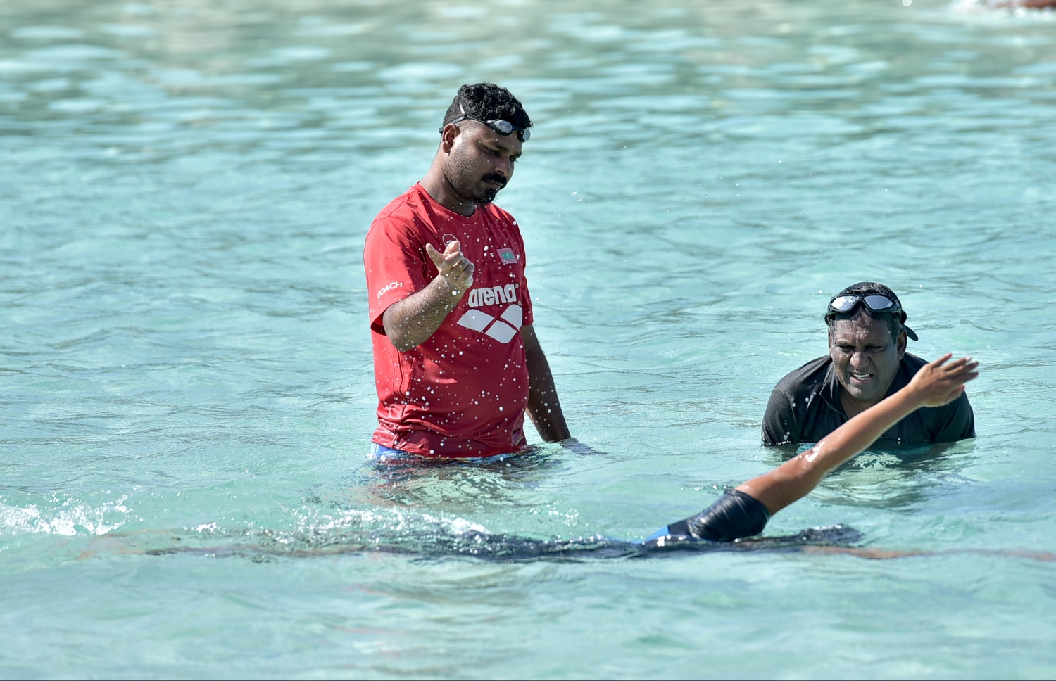 މާލެ: އޮގަސްޓް 25، 2016: އޮލިމްޕިކް ކޮމިޓީގެ ސެކްރެޓަރީ ޖެނެރަލް އަހުމަދު މަރުޒޫގު (މަރޭ) ކުރެއްވި "ޓްރެއިނިން ވިތު އެމްވީ ޗެމްޕްސް" ޗެލެންޖުގައި، ކުރީގެ ރައީސް ވަހީދު (ކ) އާއި ފަރޭ ކޯޗު (ވ) އަދި ސަޖަން ޓްރެކުގައި ޓްރެއިނިންއަށް ތައްޔާރުވަނީ. --ފޮޓޯ: ނިޝާން އަލީ/ މިހާރު