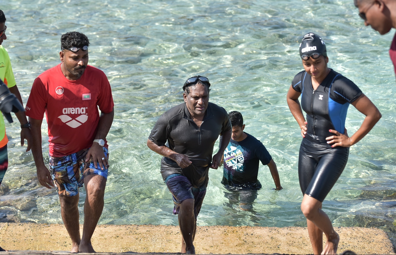 މާލެ: އޮގަސްޓް 25، 2016: އޮލިމްޕިކް ކޮމިޓީގެ ސެކްރެޓަރީ ޖެނެރަލް އަހުމަދު މަރުޒޫގު (މަރޭ) ކުރެއްވި "ޓްރެއިނިން ވިތު އެމްވީ ޗެމްޕްސް" ޗެލެންޖުގައި، ކުރީގެ ރައީސް ވަހީދު (މ) އާއި ފަރޭ ކޯޗު (ވ) އަދި ސަޖަން ފެތުން ނިންމާލުމަށްފަހު މޫދުން އަރައި ވަޑައިގަންނަވަނީ. --ފޮޓޯ: ނިޝާން އަލީ/ މިހާރު