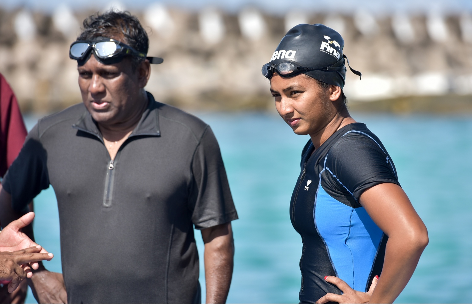 މާލެ: އޮގަސްޓް 25، 2016: އޮލިމްޕިކް ކޮމިޓީގެ ސެކްރެޓަރީ ޖެނެރަލް އަހުމަދު މަރުޒޫގު (މަރޭ) ކުރެއްވި "ޓްރެއިނިން ވިތު އެމްވީ ޗެމްޕްސް" ޗެލެންޖުގައި، ކުރީގެ ރައީސް ވަހީދު(ވ) ސަޖަން އާއެކު. --ފޮޓޯ: ނިޝާން އަލީ/ މިހާރު